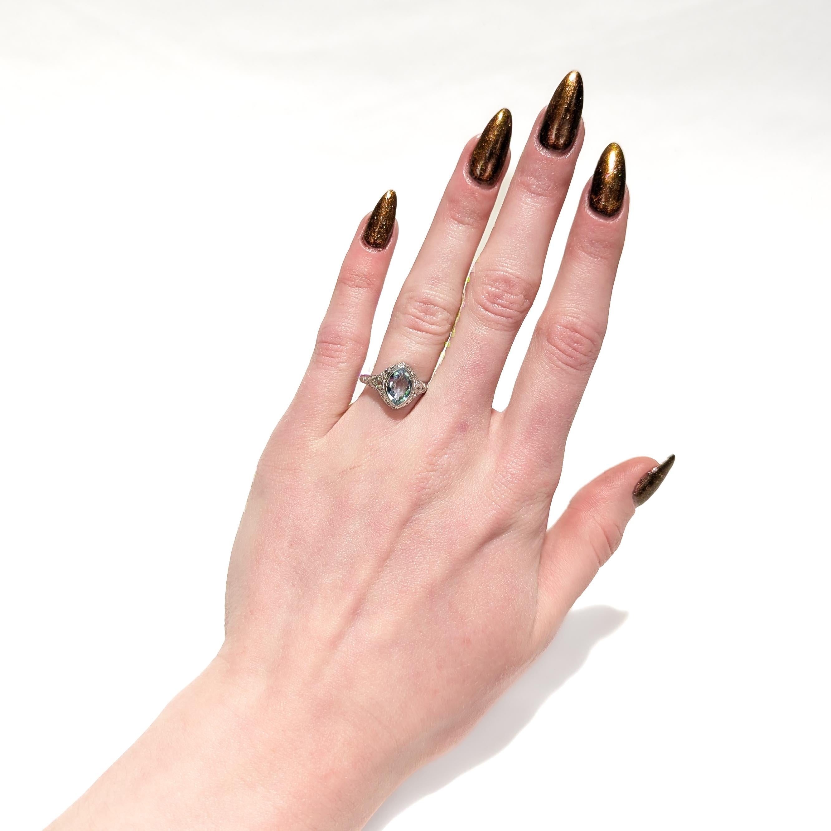 Art Deco 14K Weißgold & 1,2 Karat. Filigraner Cocktailring mit Aquamarin im Marquiseschliff (Art déco) im Angebot