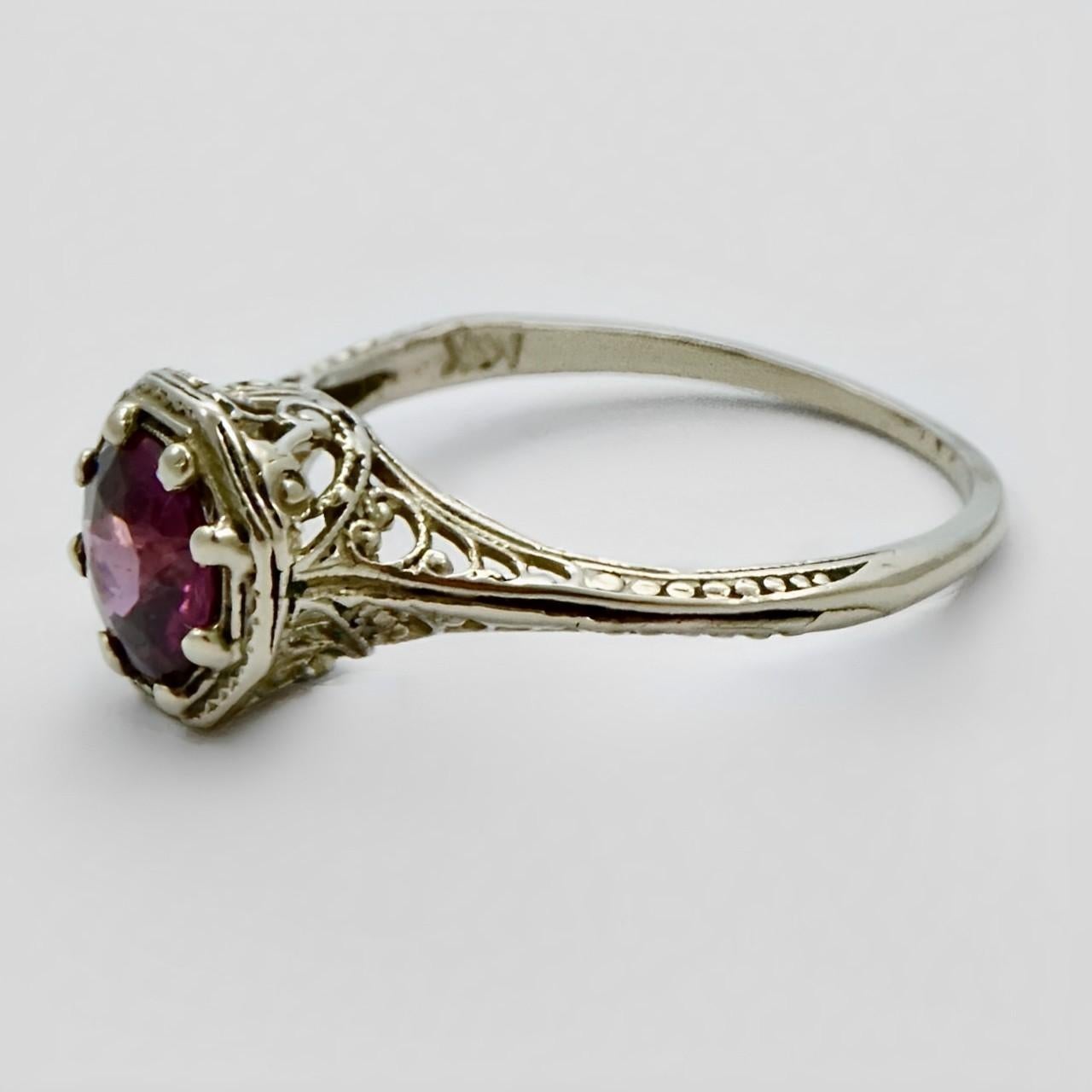 Art Deco 14K White Gold and Amethyst Filigree Dress Ring  In Good Condition For Sale In London, GB