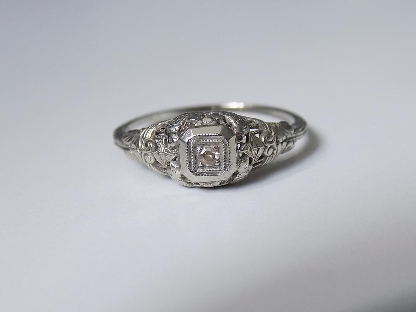 Art Deco Ring aus 14 Karat Weißgold und Diamanten (Art déco) im Angebot
