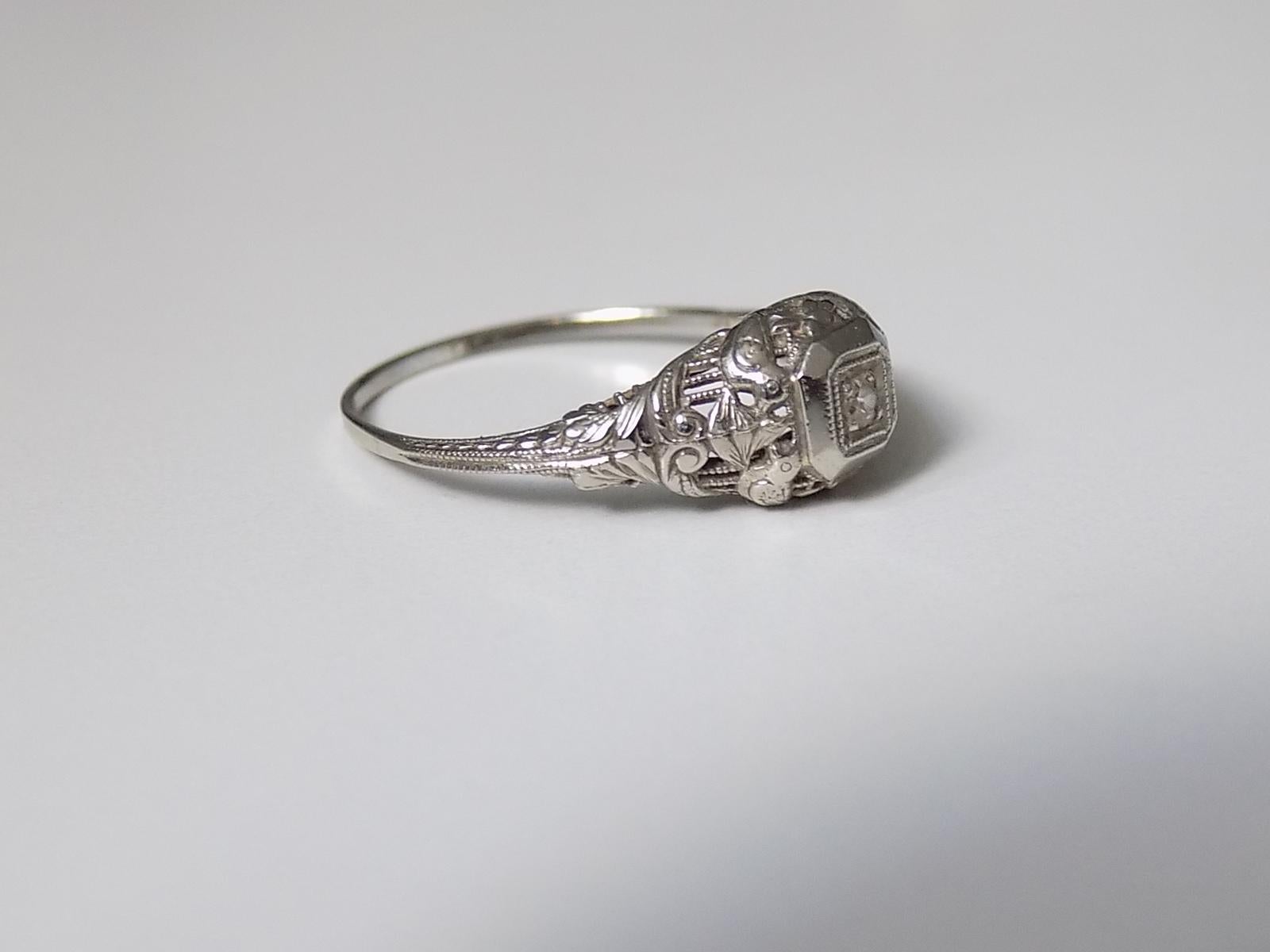 Art Deco Ring aus 14 Karat Weißgold und Diamanten (Alteuropäischer Schliff) im Angebot