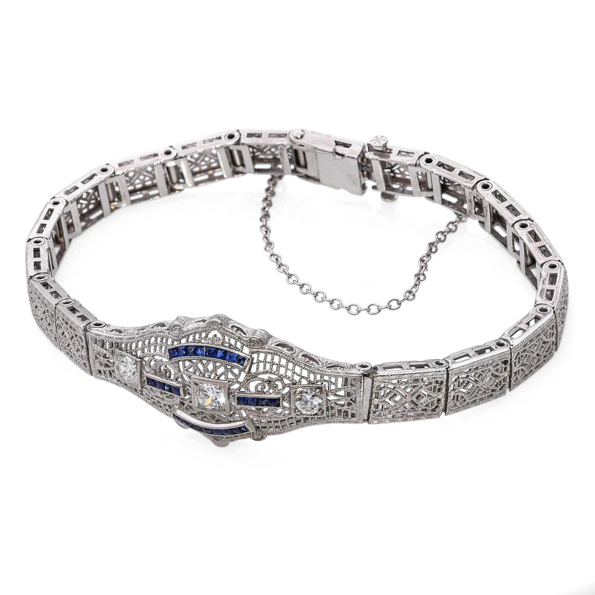 Ce bracelet Art déco en or blanc 14k présente un délicat design filigrané rehaussé de 0,33 ctcw de diamants de taille européenne ancienne et de 0,10 ctcw de saphirs. L'exécution met en valeur l'art du début des années 1900, avec des ajourages