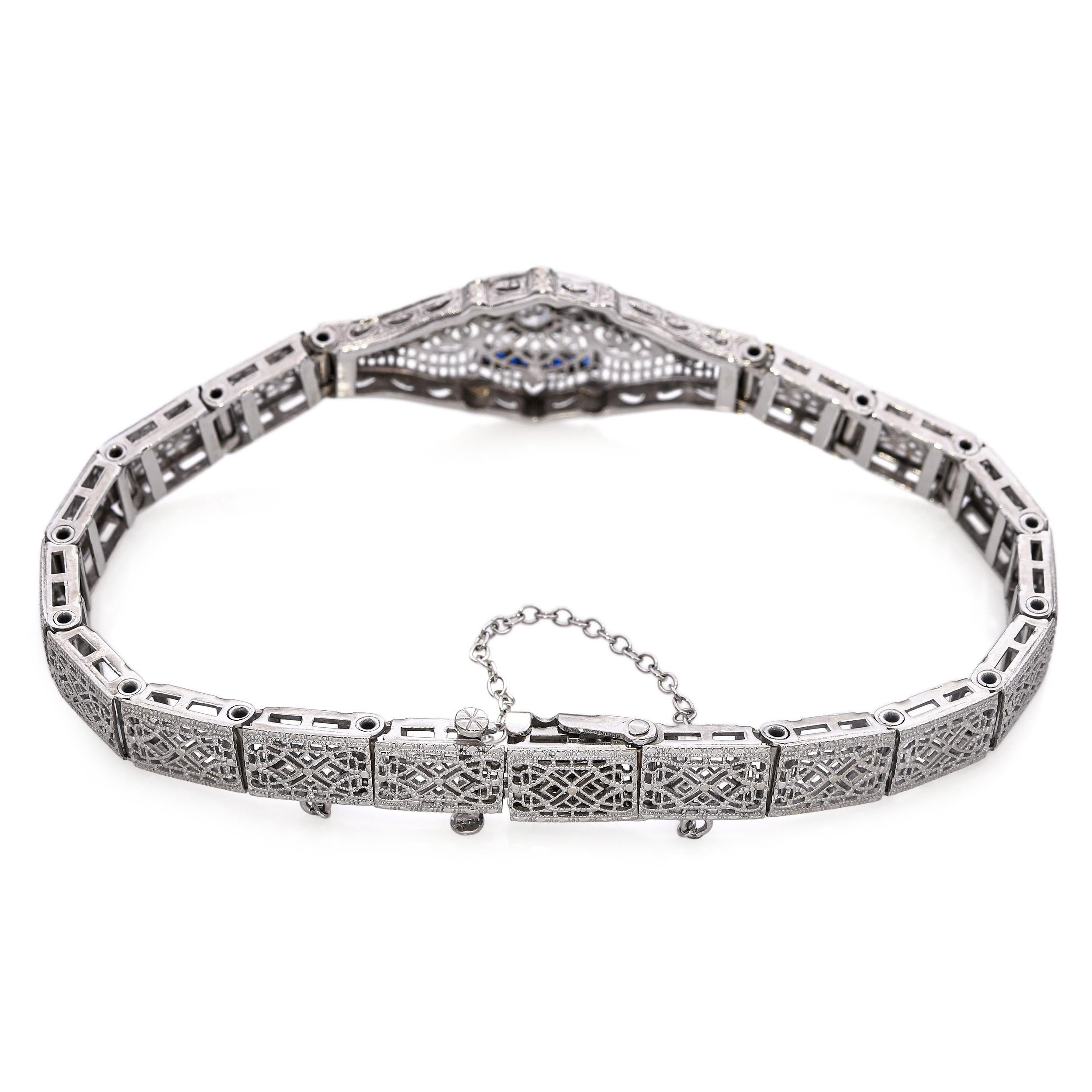 Bracelet Art Déco en or blanc 14k, diamant et saphir, filigrane délicat Bon état - En vente à New York, NY