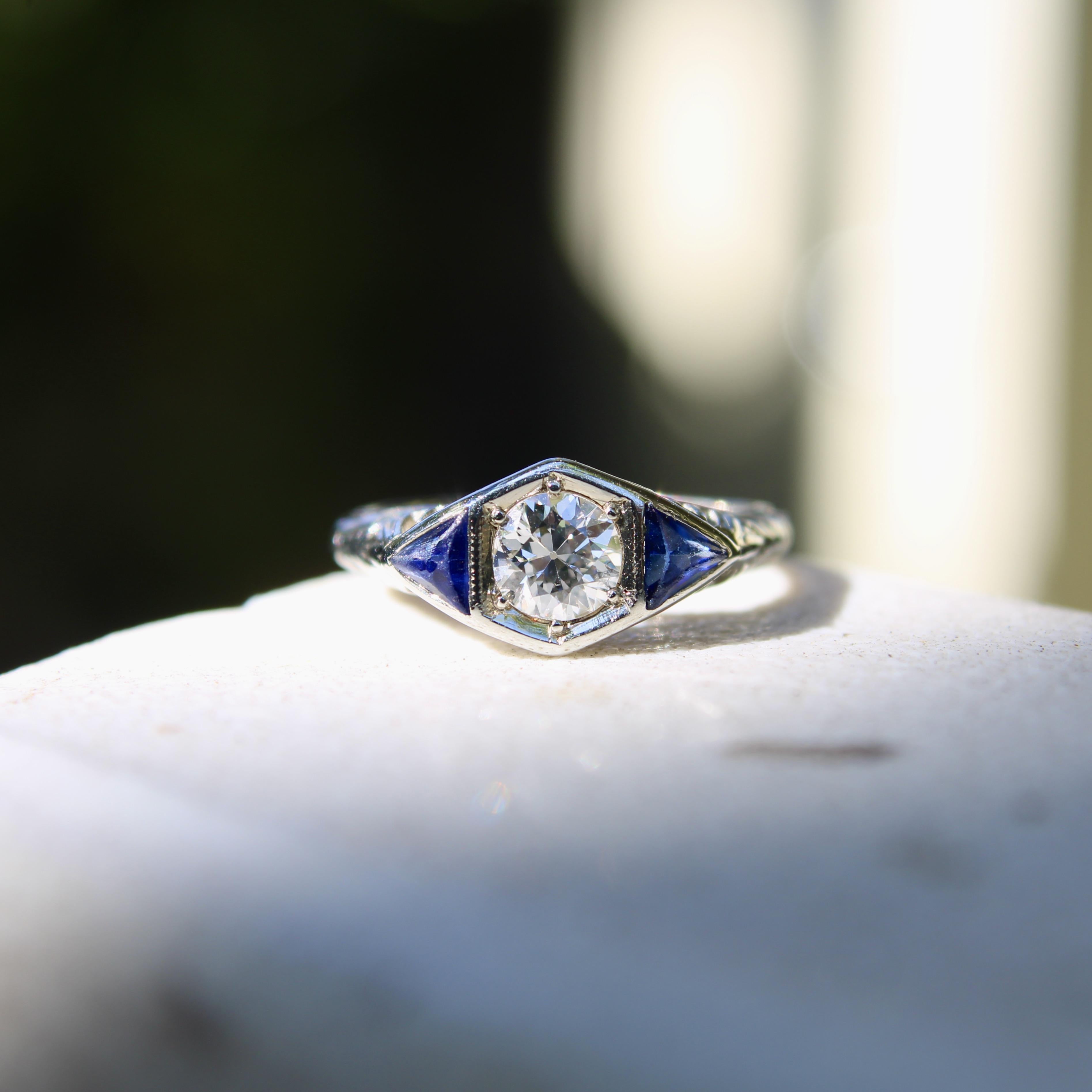 Bague Art déco en or blanc 14K avec diamants et saphirs en vente 5