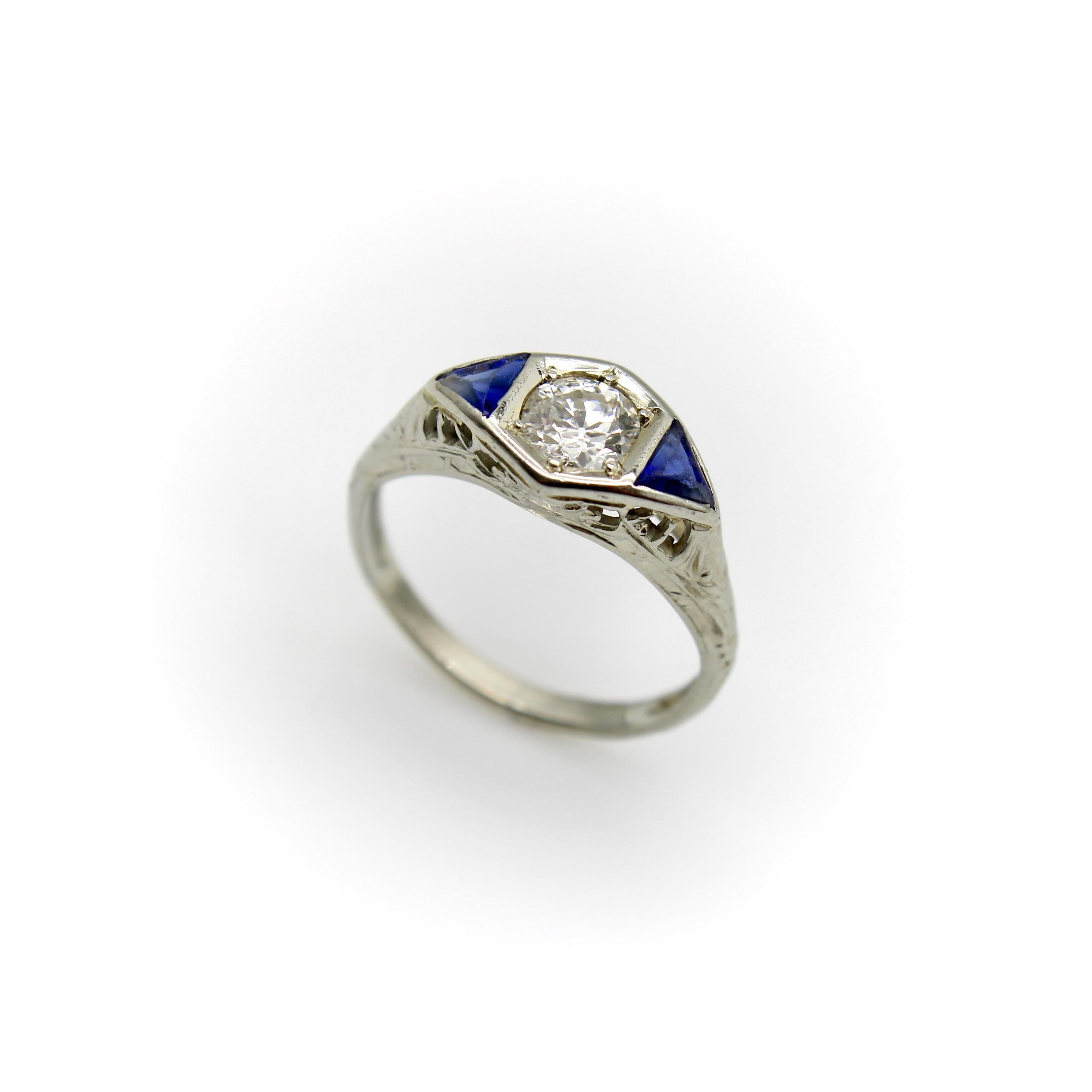 Taille vieille Europe Bague Art déco en or blanc 14K avec diamants et saphirs en vente