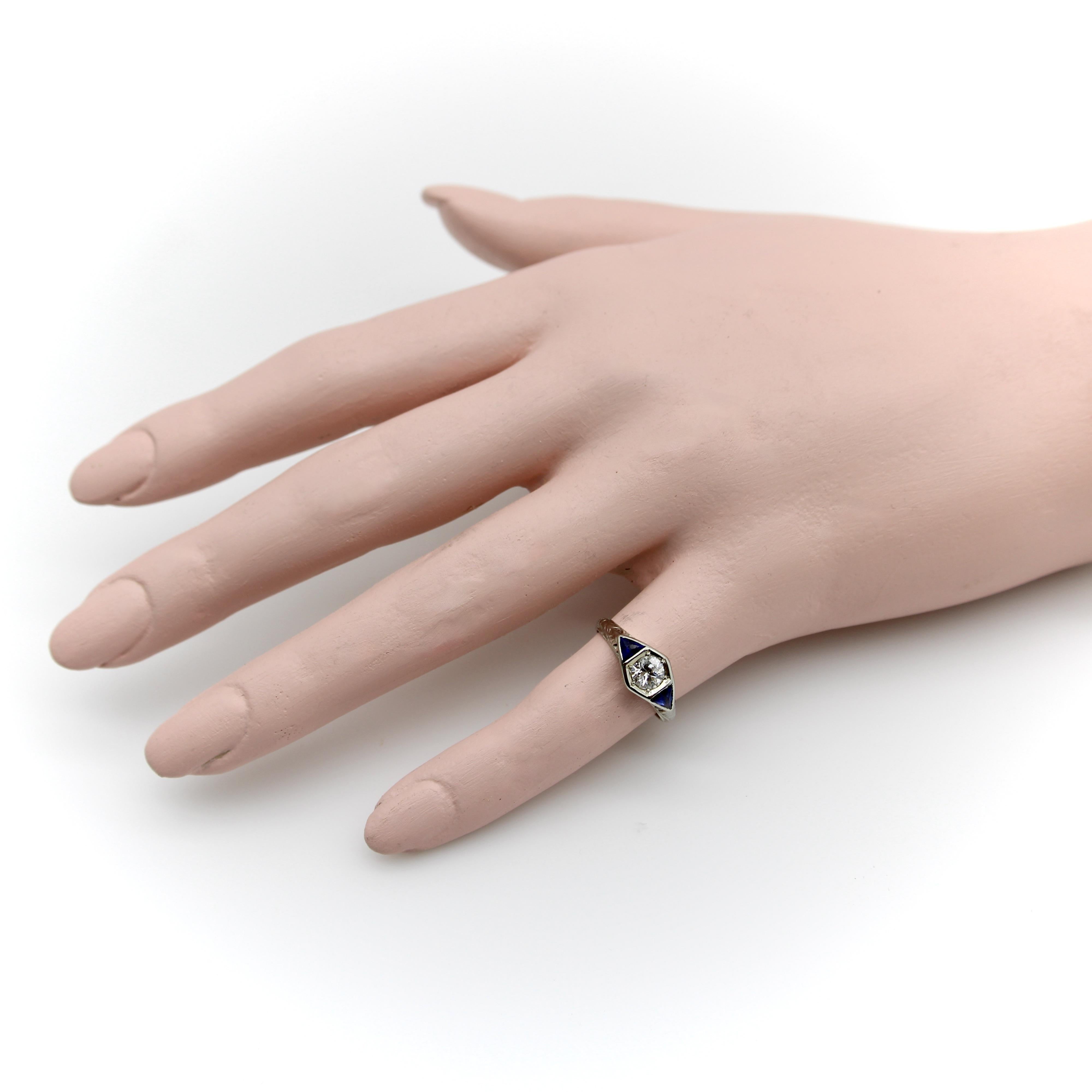 Bague Art déco en or blanc 14K avec diamants et saphirs en vente 4