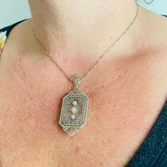 Collier à pendentif filigrane Art déco en or blanc 14 carats, diamants et cristal