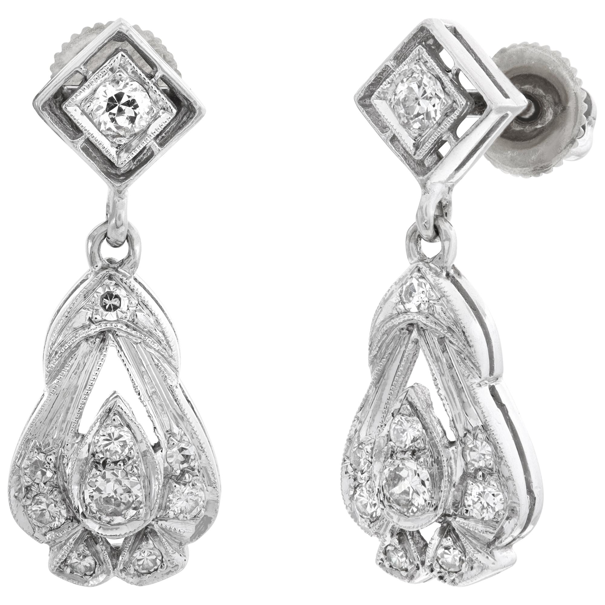 Orecchini Art Deco in oro bianco 14k con circa 0,40 carati di diamanti di colore G-H e purezza VS-SI, lunghezza del pendente 0,95 pollici.
