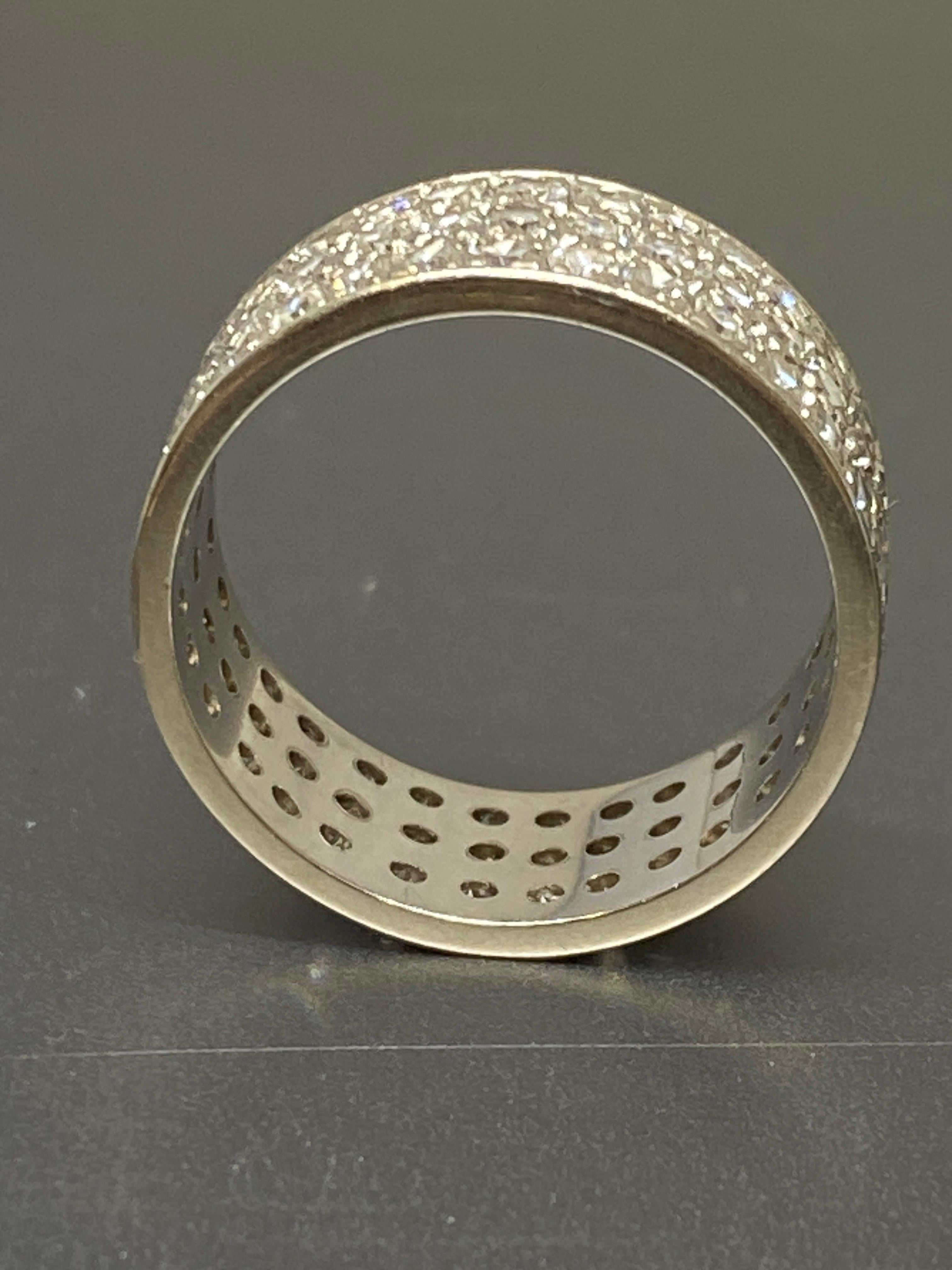 Dieser fabelhafte Ewigkeitsring im Art-Deco-Stil aus den 1920er bis 30er Jahren ist nahtlos mit drei Reihen funkelnder Diamanten im Einzelschliff besetzt.  Wenn Sie dieses Schmuckstück tragen, werden Sie immer viel Glanz in Ihrem Leben haben.

Die