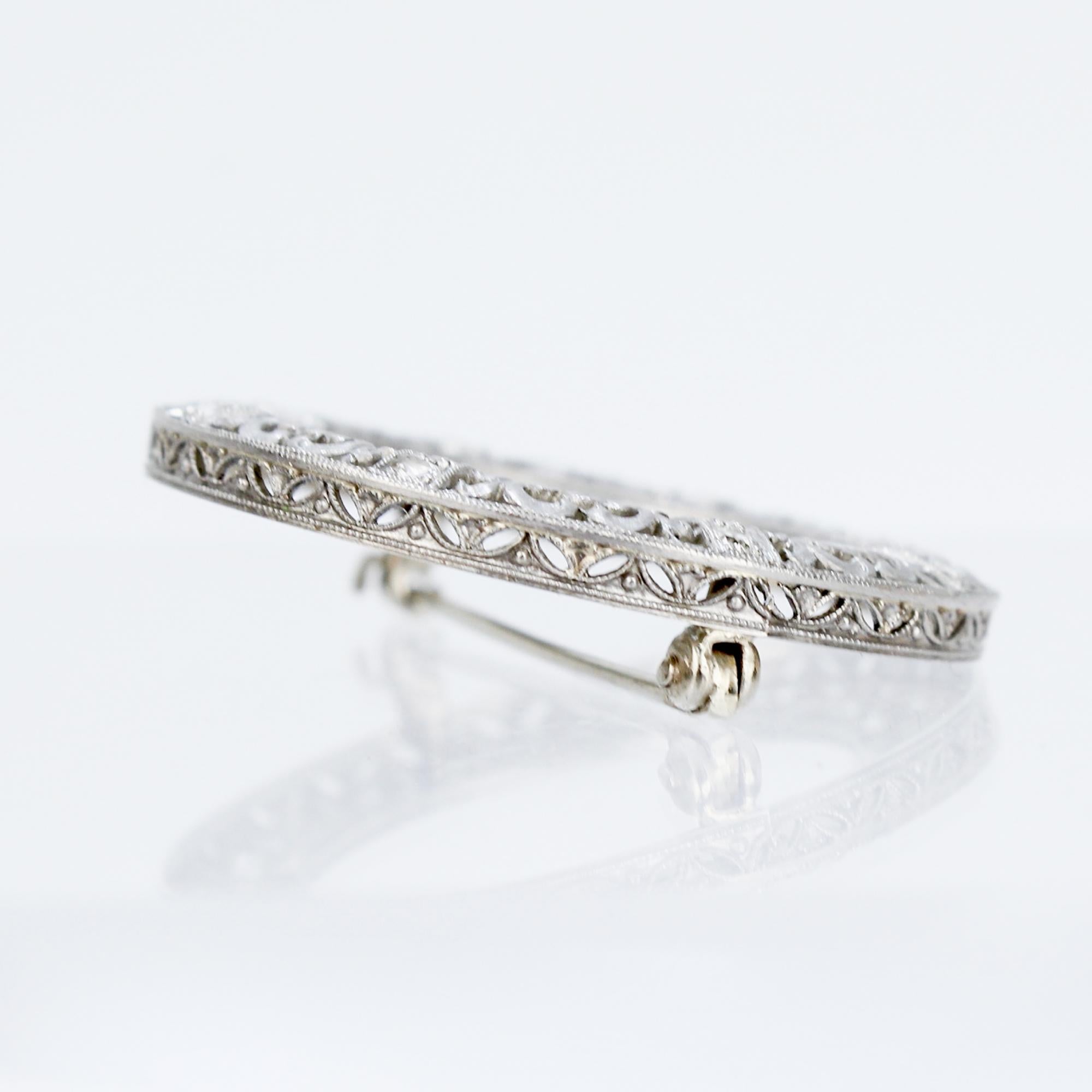 da uomo o donna Spilla in filigrana Art Deco in oro bianco 14K e diamanti tondi in vendita