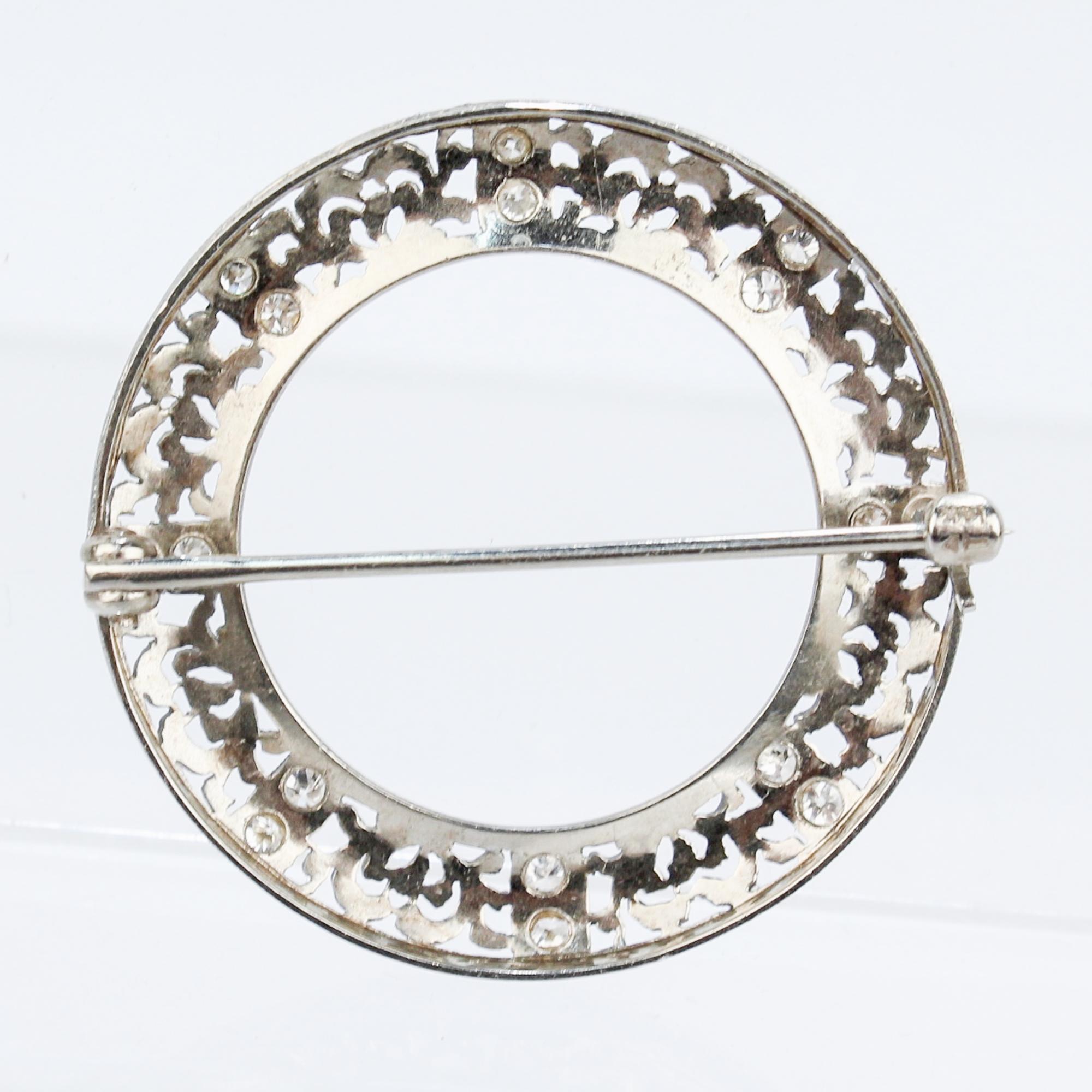 Spilla in filigrana Art Deco in oro bianco 14K e diamanti tondi in vendita 1