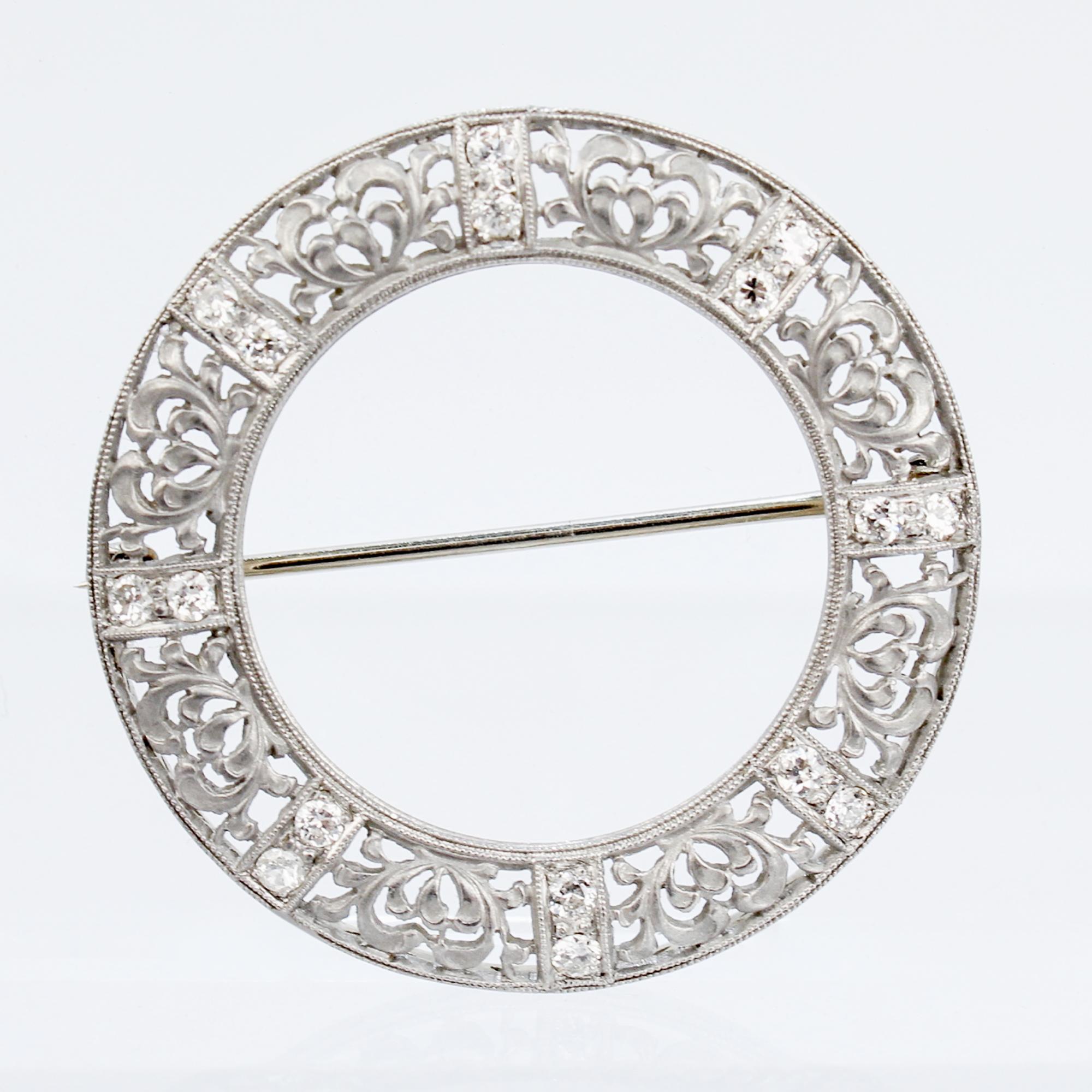 Spilla in filigrana Art Deco in oro bianco 14K e diamanti tondi in vendita 2