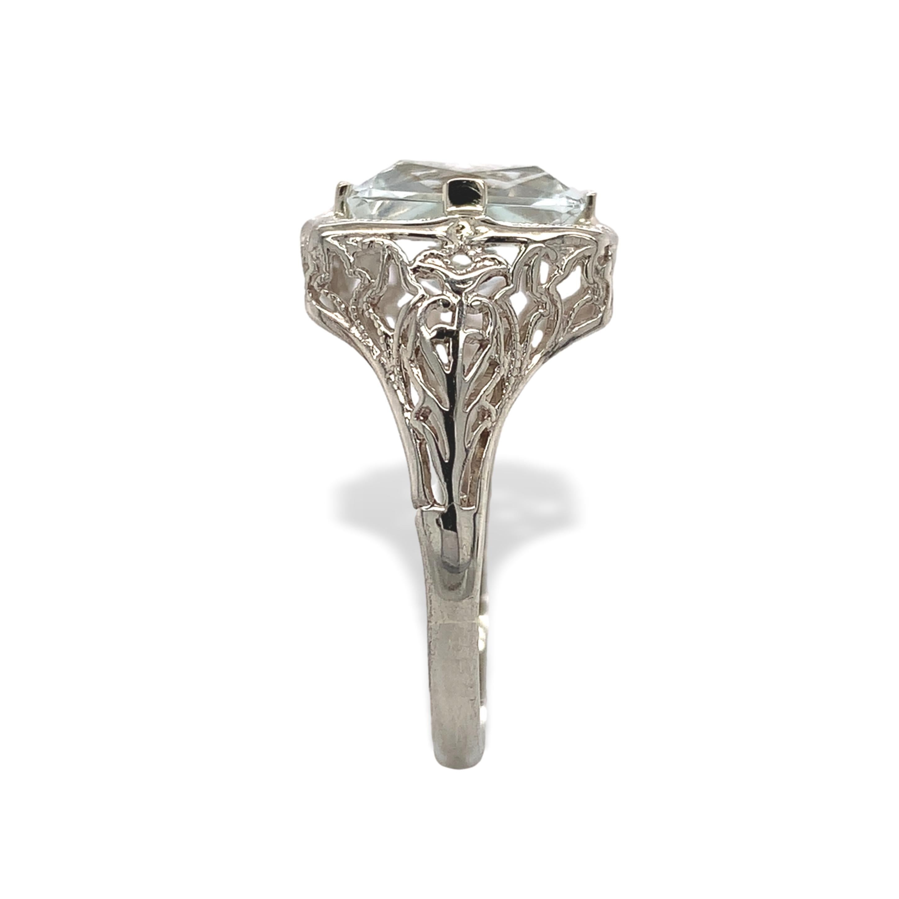 Art Deco 14K White Gold Filigree 2.18 carat Aquamarine Ring  size 8.25 In Excellent Condition For Sale In Big Bend, WI