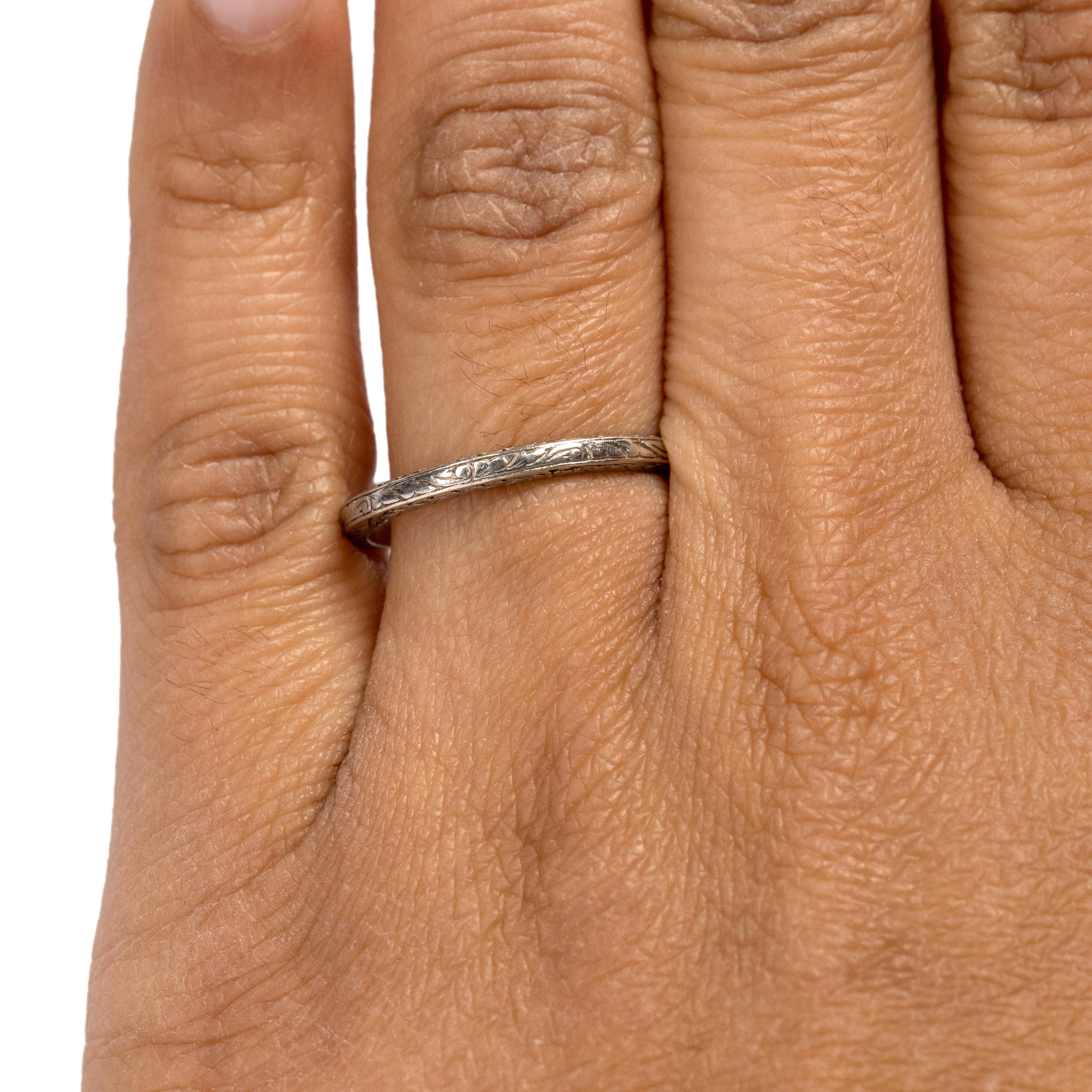 Hier haben wir ein wunderschönes Art-Deco-Band. Dieser Ring aus Weißgold hat ein wunderschönes, fließendes Filigranmuster, das sich zu beiden Seiten des Rings hinzieht. Dieses Band ist in ausgezeichnetem Zustand für sein Alter, würde großartig