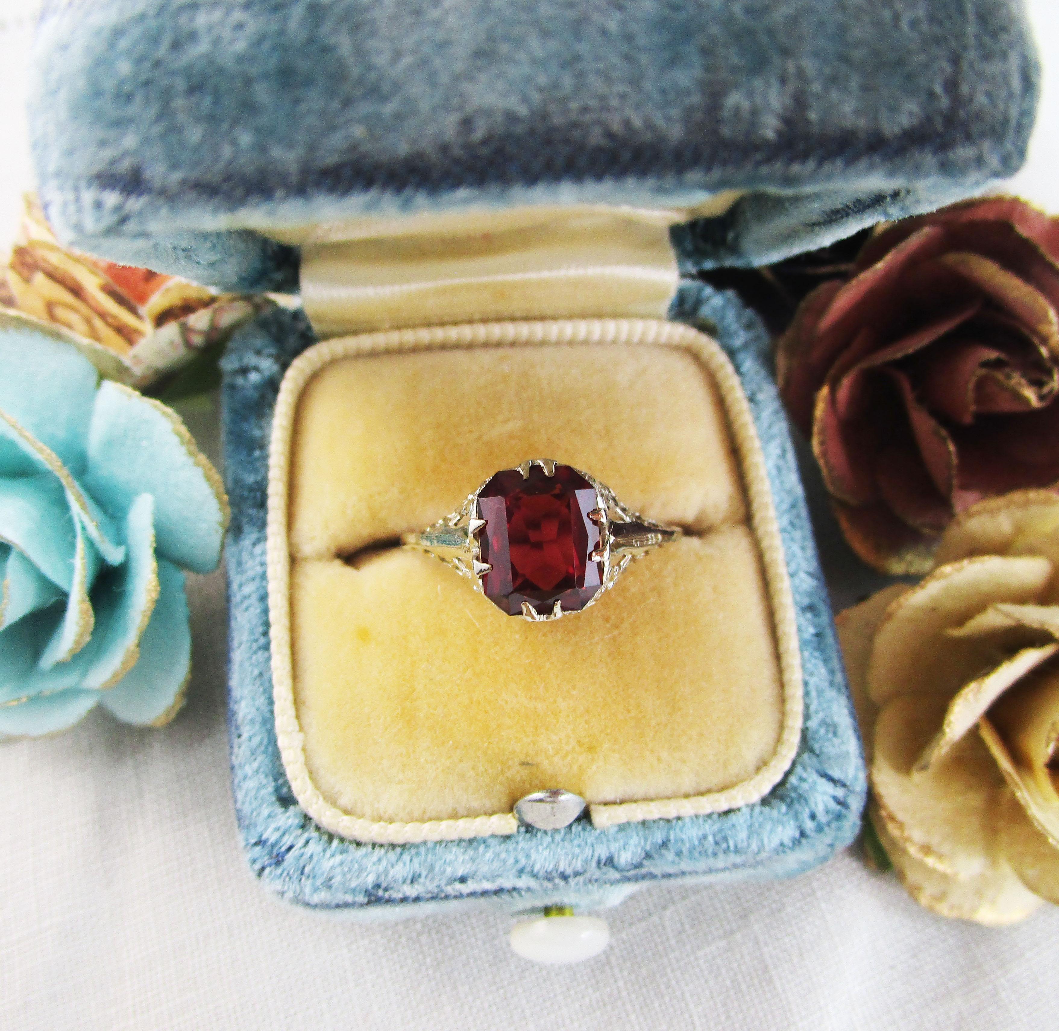 Art Deco 14 Karat White Gold Filigree Red Garnet Ring In Excellent Condition In Lexington, KY