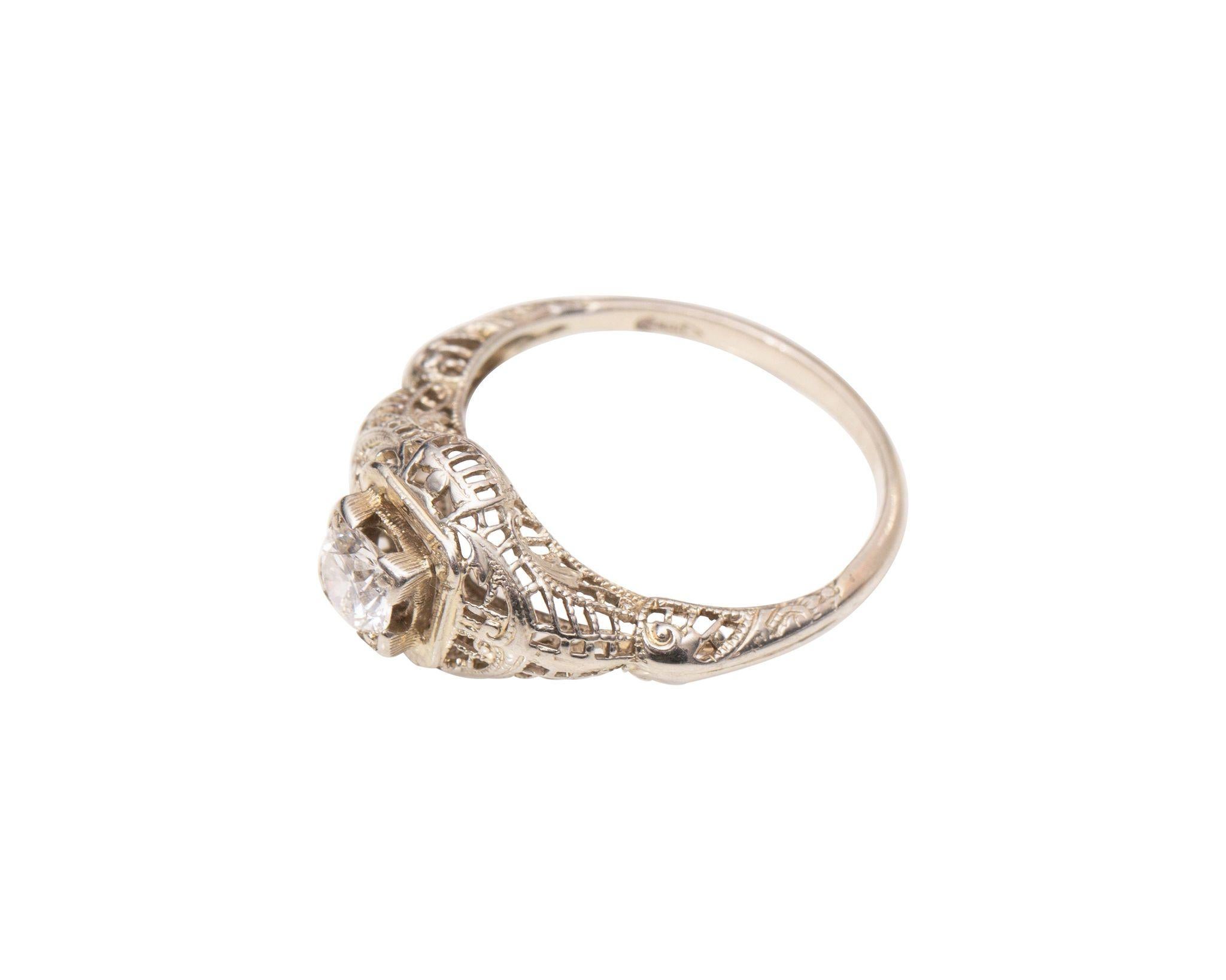 Dieser Art-Deco-Solitär ist ein schönes Beispiel für einen filigranen Solitär-Verlobungsring aus 14 Karat Weißgold. Der alt-europäisch geschliffene Diamant wird in vier Zacken hochgehalten und präsentiert den Solitär von allen Seiten! Von der