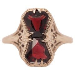 Anello Art Deco in oro bianco 14K con granato e due pietre in filigrana