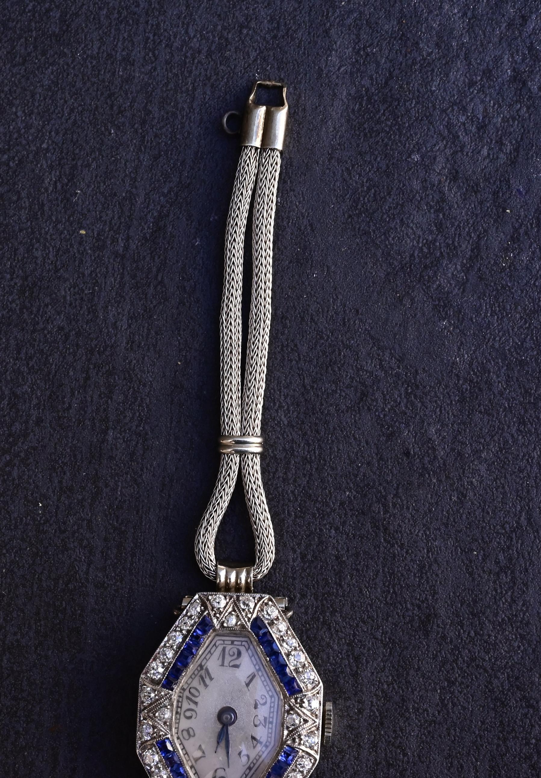 Art Deco 14K Weißgold & Platin Damenuhr mit Diamanten und blauen Saphiren im Angebot 5