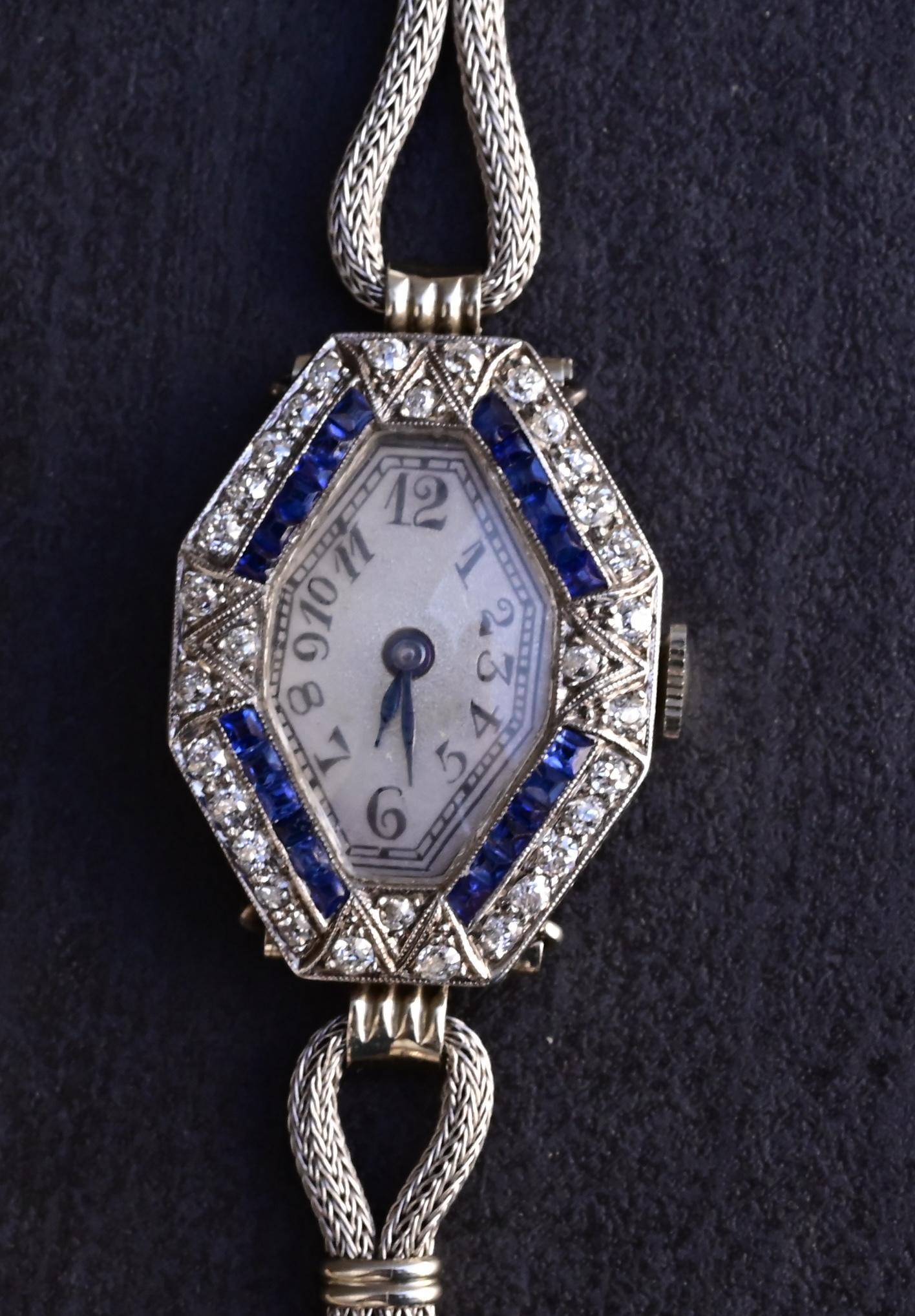 Art Deco 14K Weißgold & Platin Damenuhr mit Diamanten und blauen Saphiren im Angebot 6
