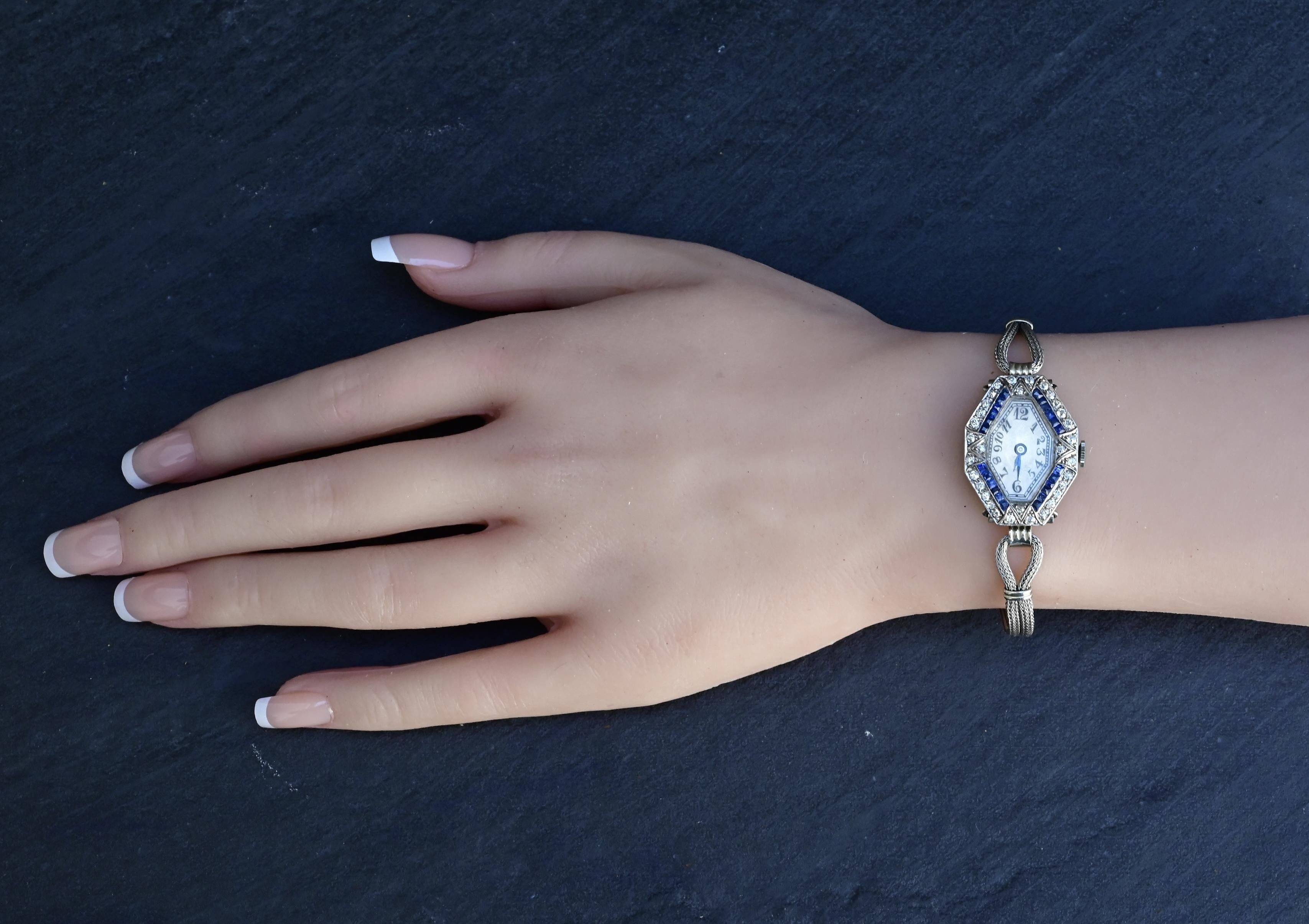 Art Deco 14K Weißgold & Platin Damenuhr mit Diamanten und blauen Saphiren im Angebot 13