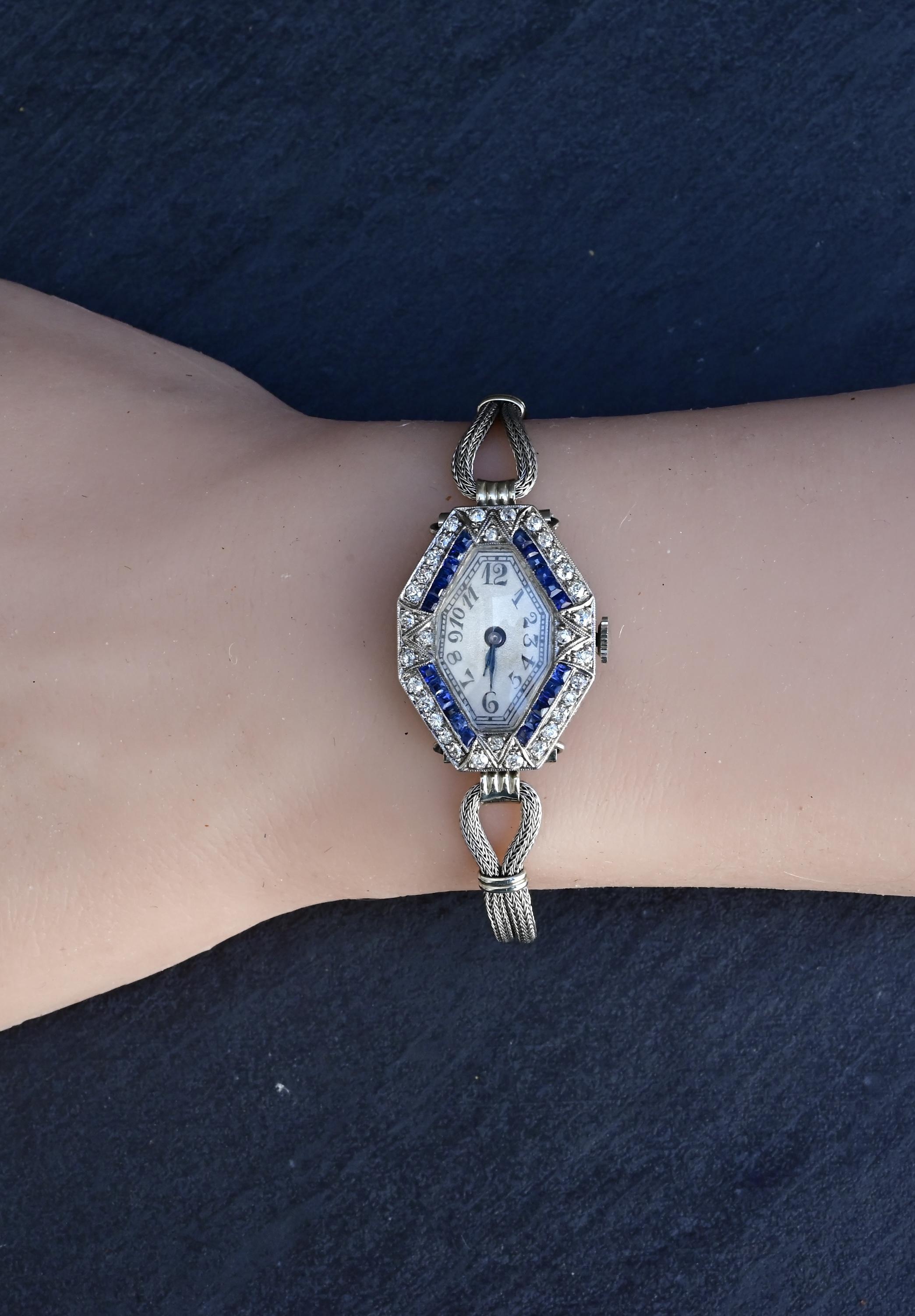 Art Deco 14K Weißgold & Platin Damenuhr mit Diamanten und blauen Saphiren im Angebot 14