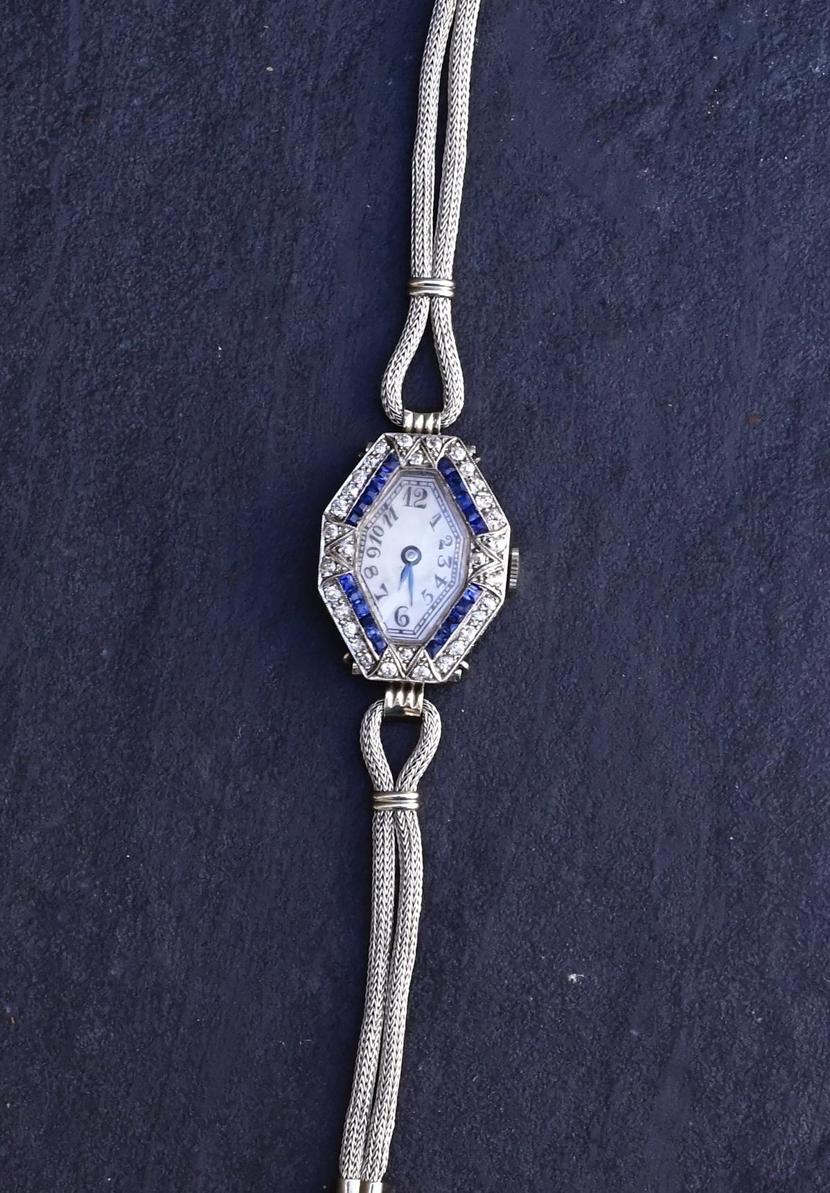 Art Deco 14K Weißgold & Platin Damenuhr mit Diamanten und blauen Saphiren (Art déco) im Angebot