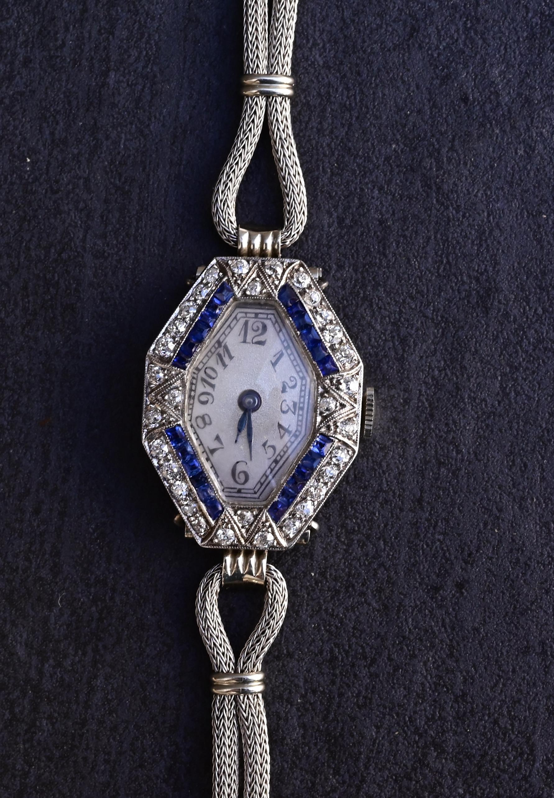 Art Deco 14K Weißgold & Platin Damenuhr mit Diamanten und blauen Saphiren (Rundschliff) im Angebot