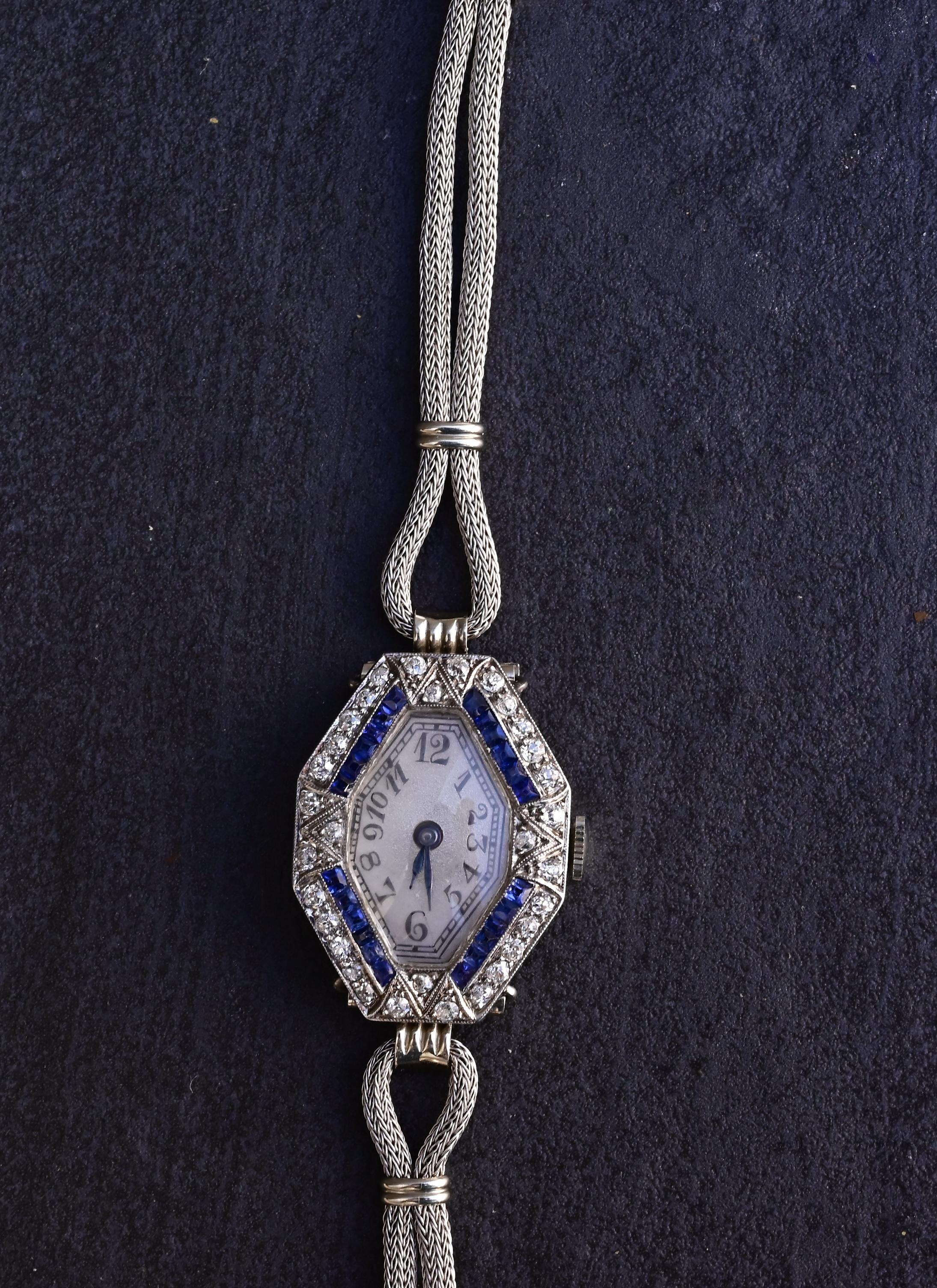 Art Deco 14K Weißgold & Platin Damenuhr mit Diamanten und blauen Saphiren im Angebot 3