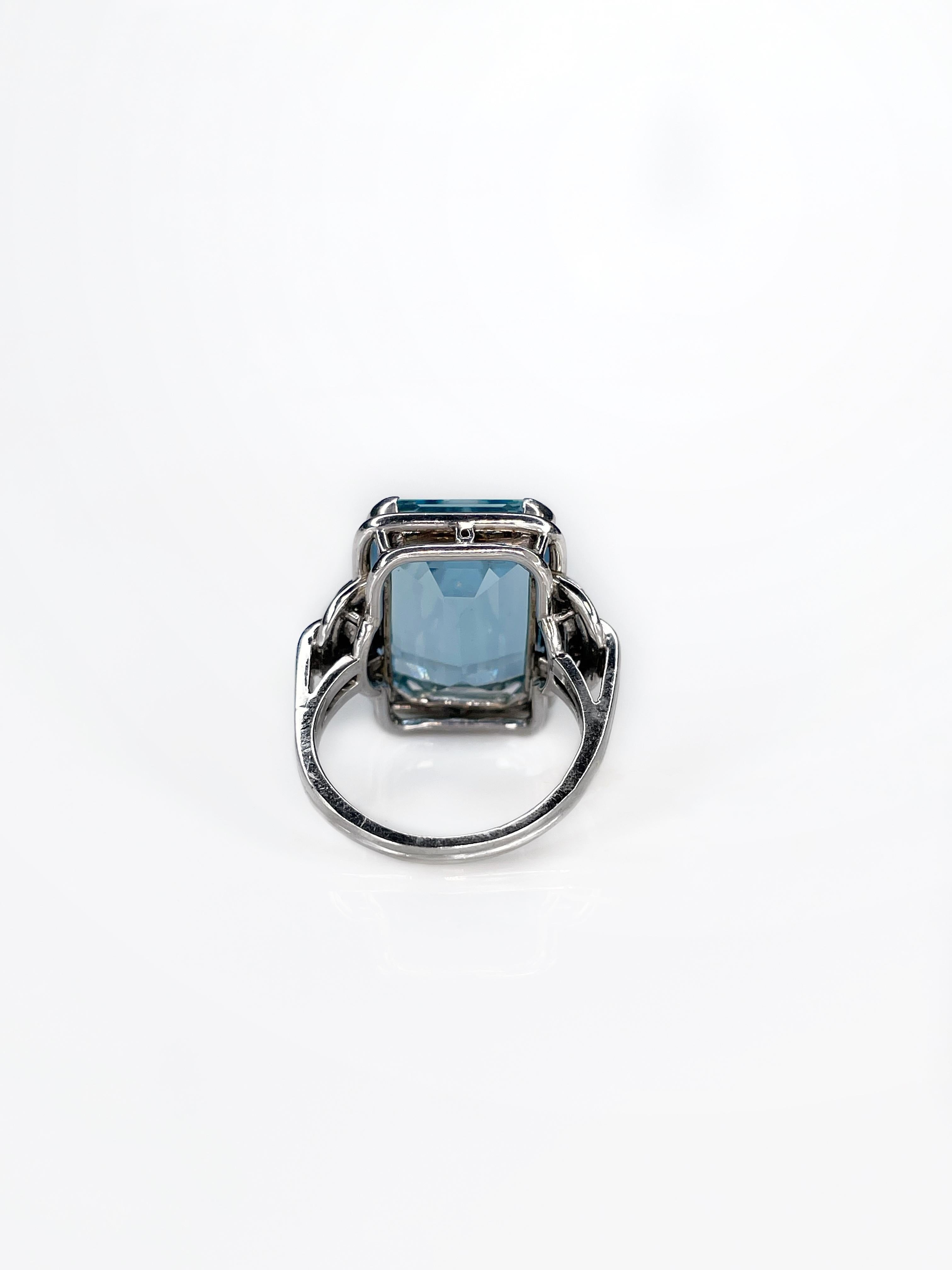 Art Deco 14 Karat Gold Rectangular 14.75 Carat Aquamarine Diamond Cocktail Ring 1