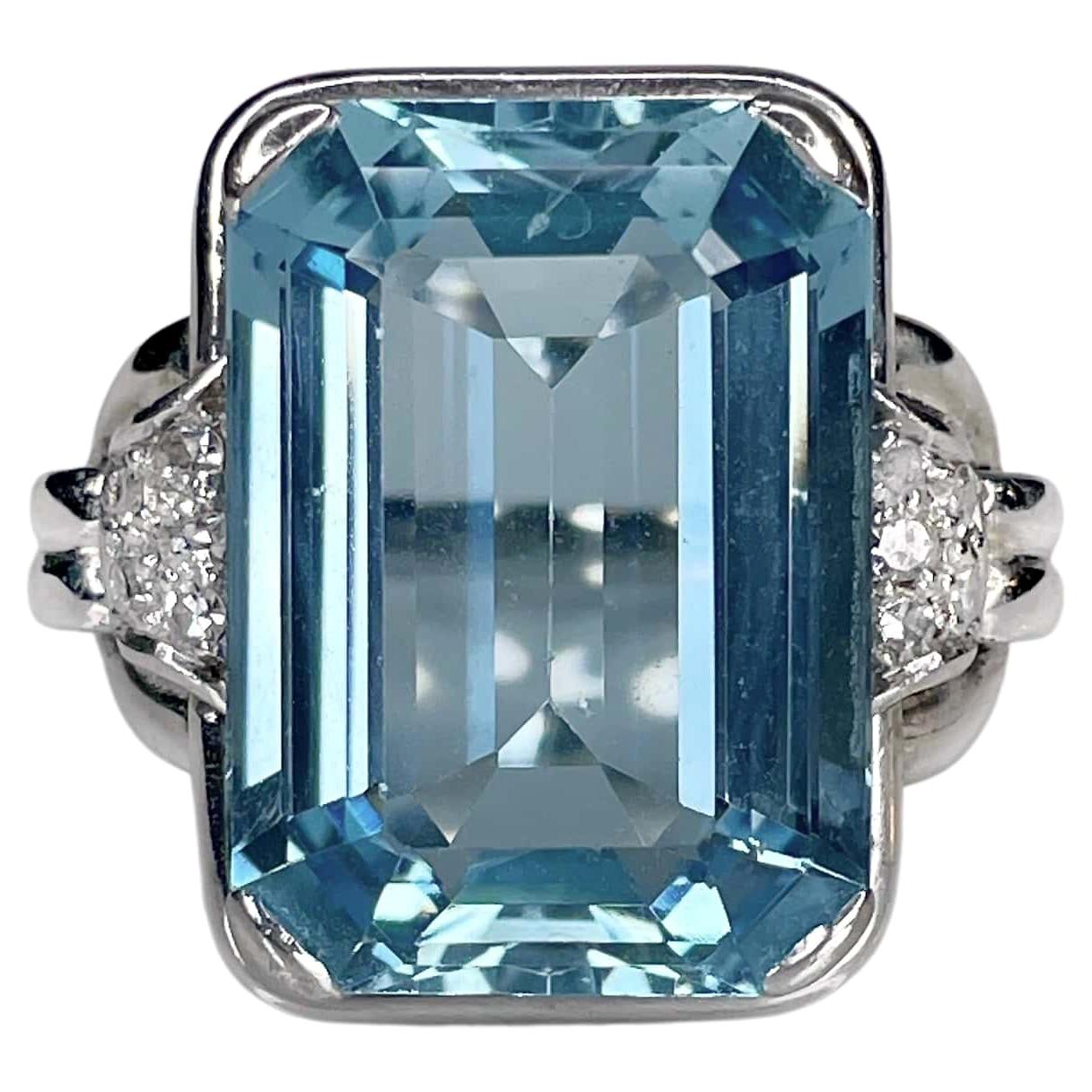 Art Deco 14 Karat Gold Rectangular 14.75 Carat Aquamarine Diamond Cocktail Ring