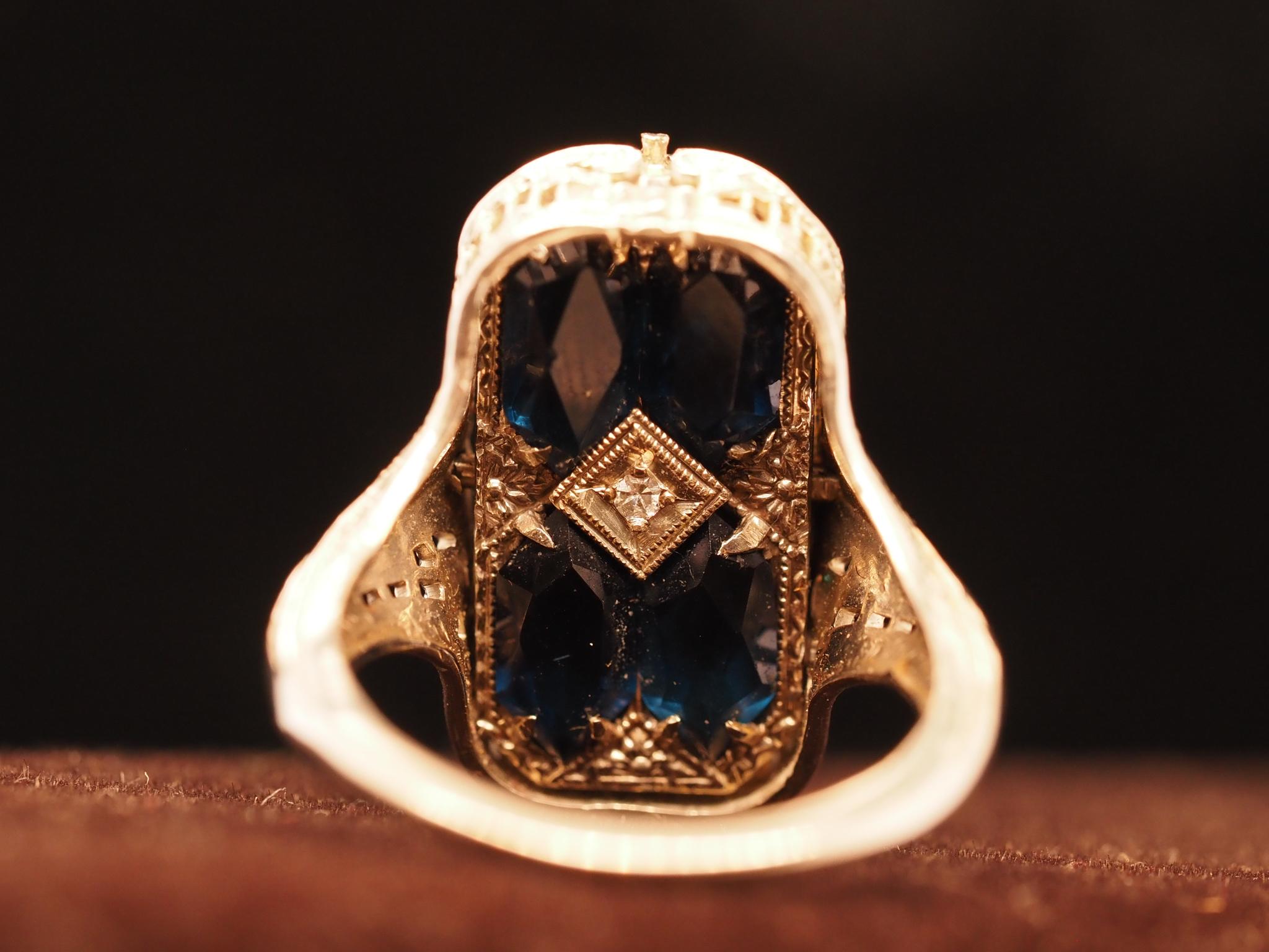 Art Deco 14K White Gold Sapphire and Cameo Flip Ring In Good Condition For Sale In Atlanta, GA