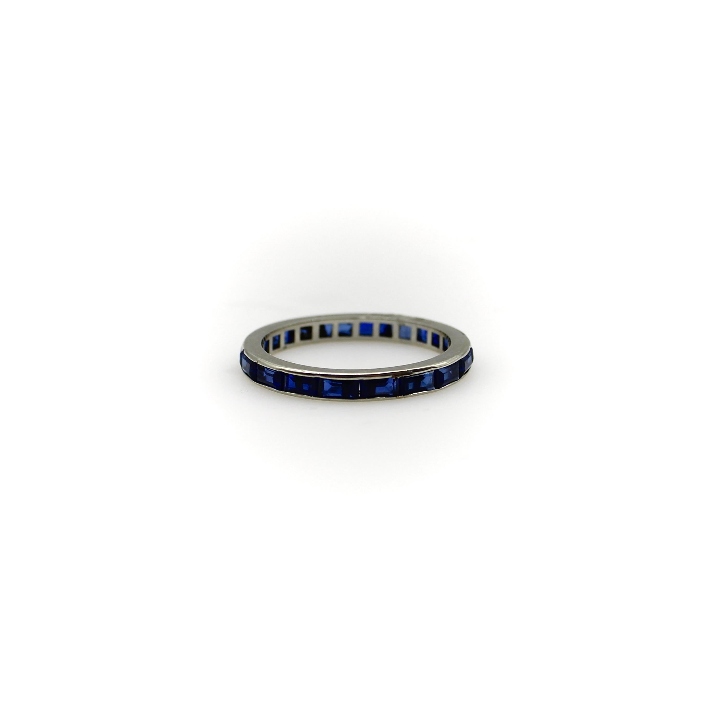 Eternity-Ring, Art déco, 14 Karat Weißgold, Saphir (Baguetteschliff)