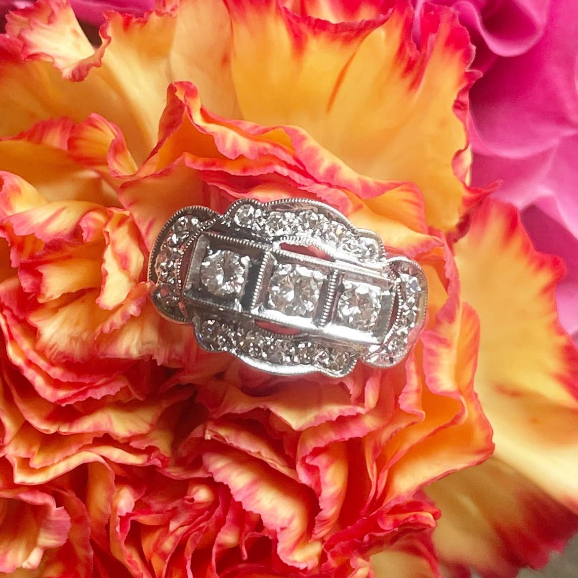 Statement-Ring aus 14 Karat Weißgold mit drei Reihen und drei Steinen im Art déco-Stil 4