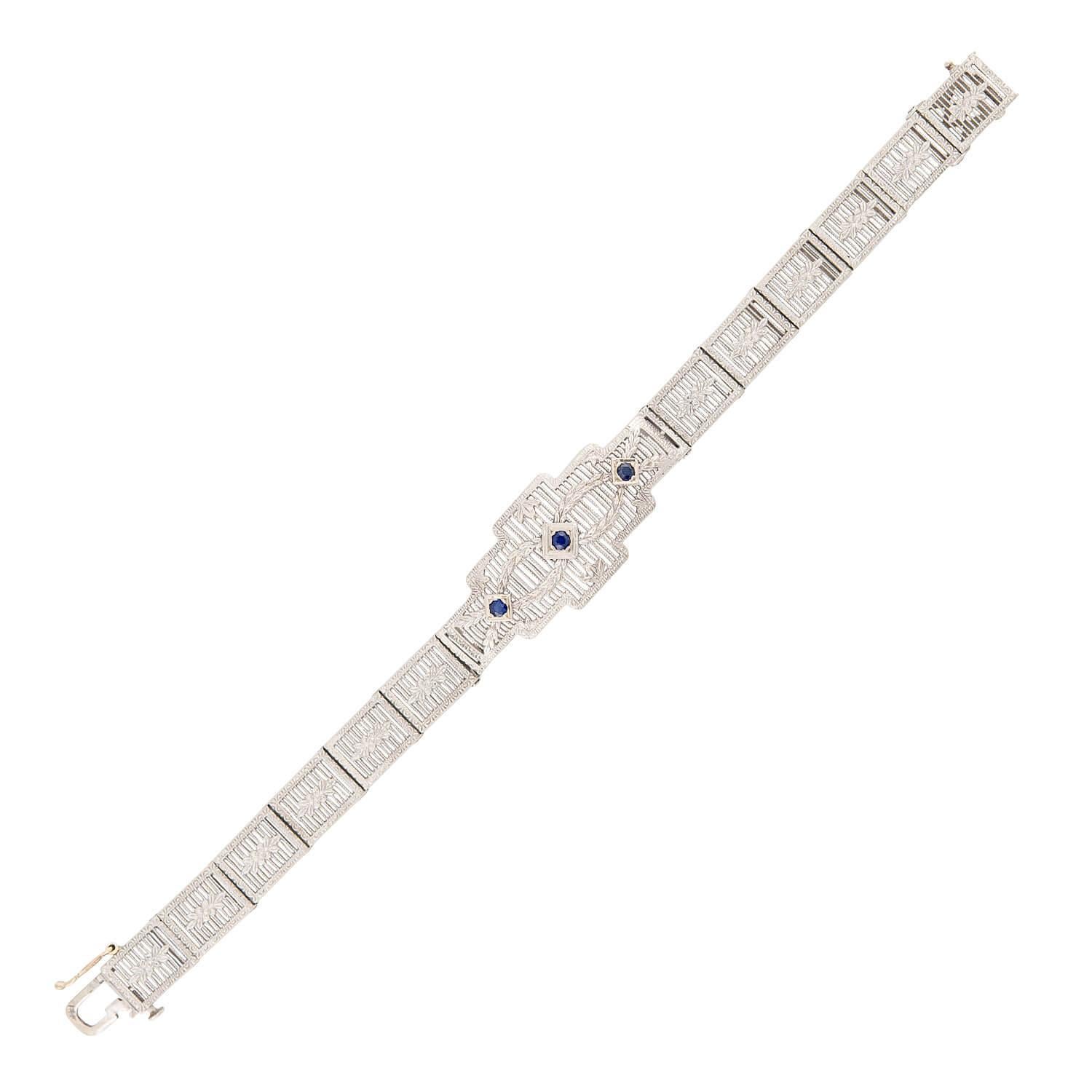 Un superbe bracelet en ligne de l'époque Art déco (vers les années 1920) ! Réalisée en or blanc 14k, cette pièce est composée de 12 maillons rectangulaires, qui sont décorés d'un travail filigrané très complexe. Chaque maillon est orné d'un motif