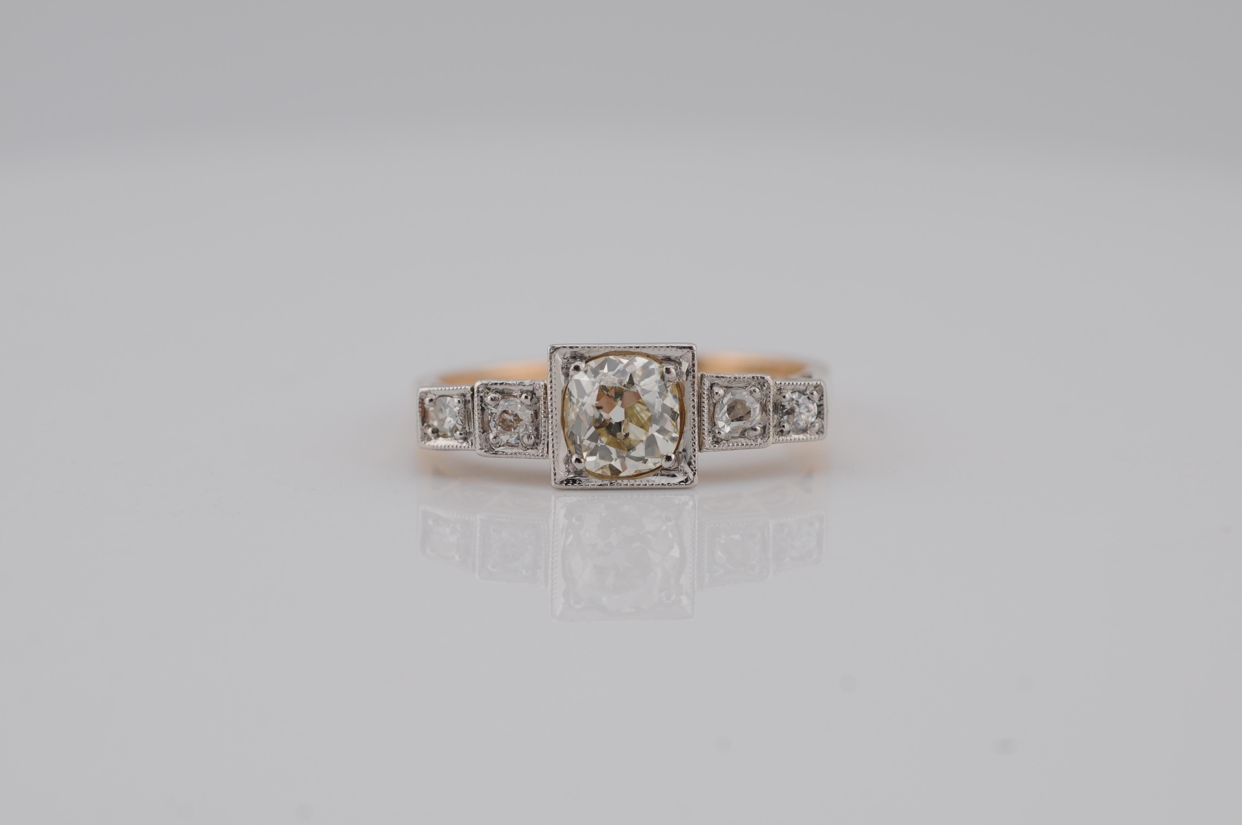 Schöner Art-Déco-Ring aus 14 Karat Gelb- und Weißgold mit einem Diamanten im Altschliff von ca. 1,1 Karat. Der Diamant hat eine geschätzte Reinheit von SI2 und einen Farbgrad von H. Der Ring wiegt 4,19 g und präsentiert klassische Art-Déco-Eleganz