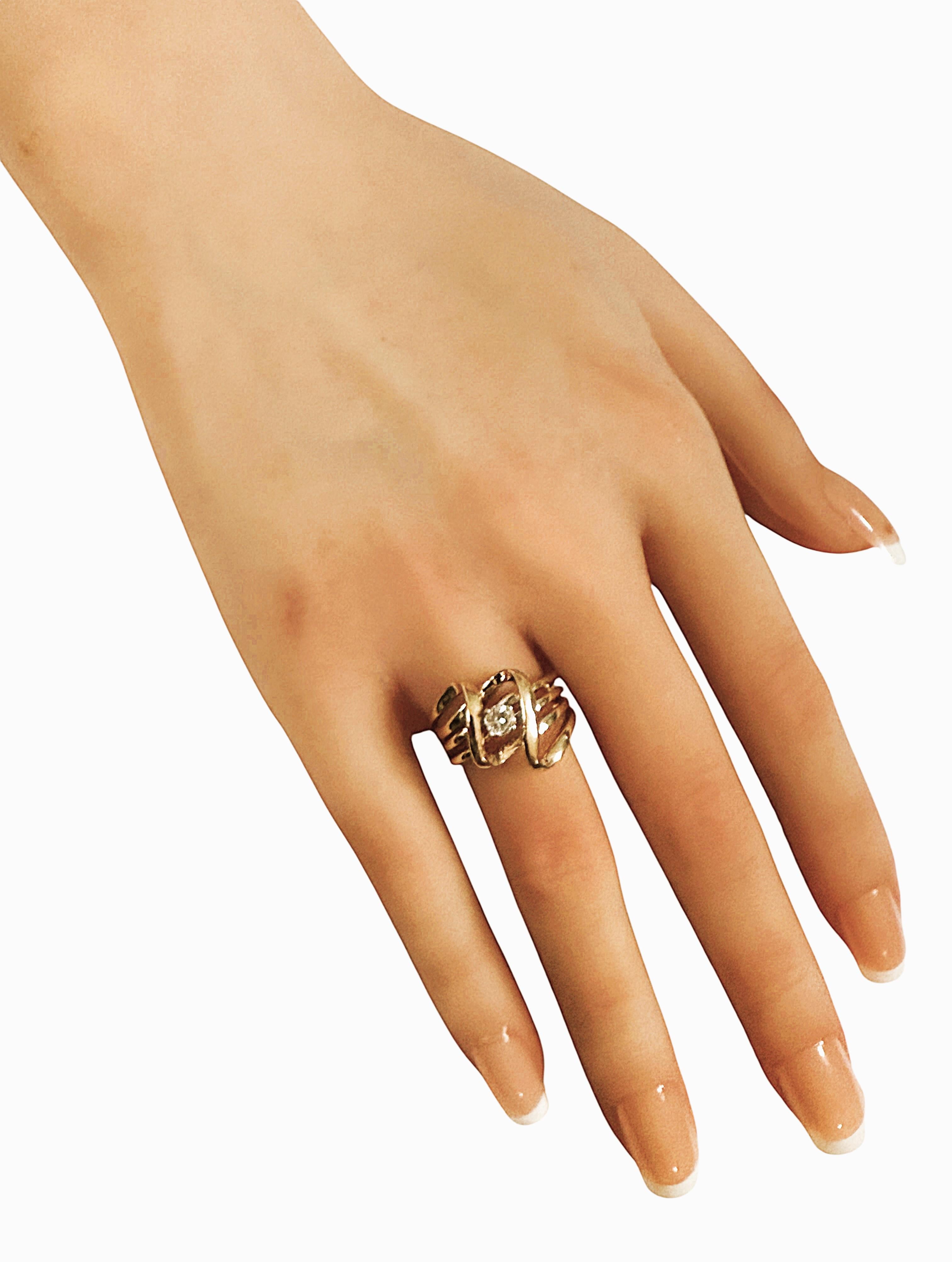 Was für ein schöner und einzigartiger Ring!!  Es ist gebraucht, aber wie Sie auf den Fotos sehen können, hat es nur minimale Gebrauchsspuren und ist in einem ausgezeichneten Zustand.  Ein 4 mm großer Diamant im Brillantschliff ist strategisch in der