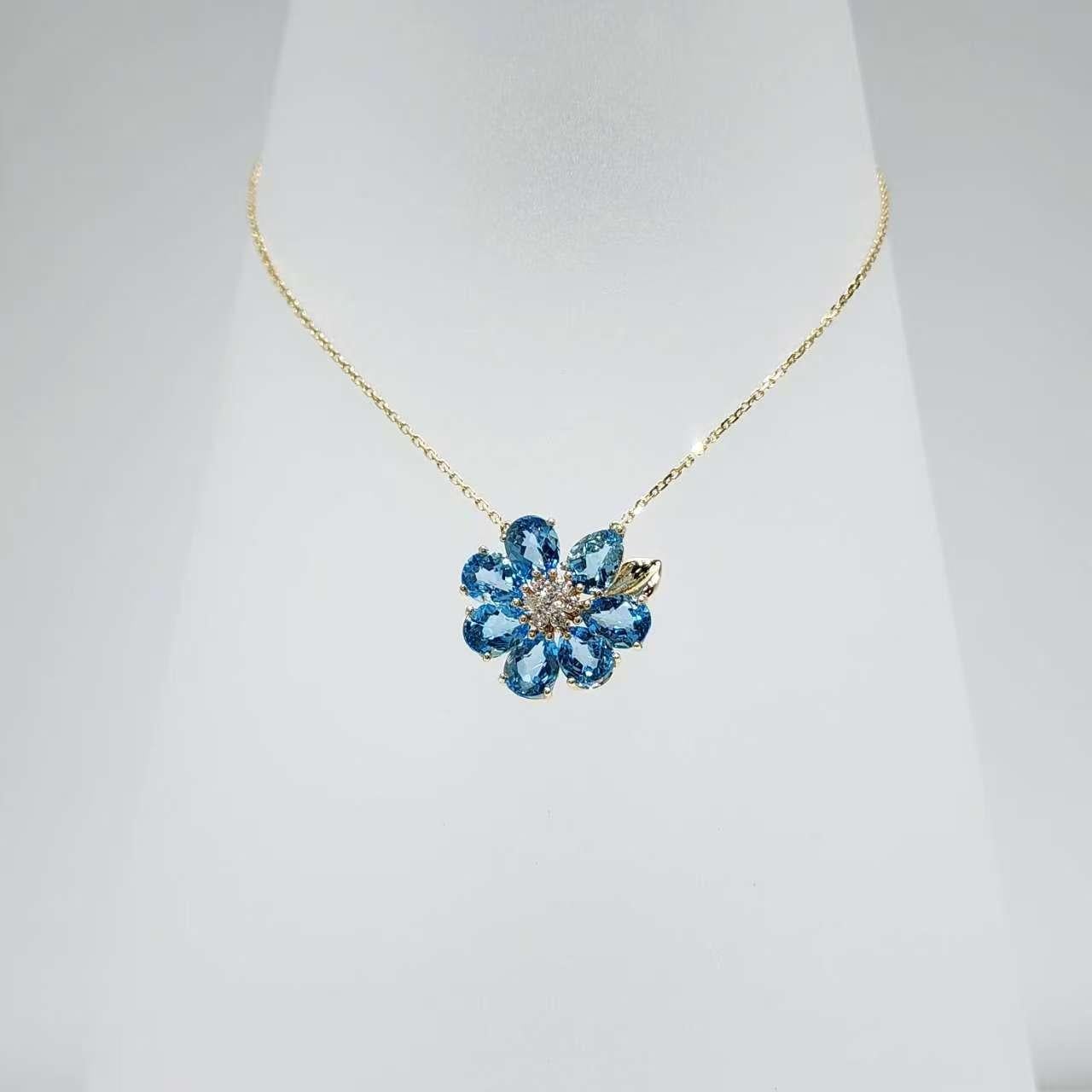 Rehaussez votre collection de bijoux avec cet exquis collier à pendentifs en forme de fleur, fusion parfaite de l'éclat naturel et de l'étincelle sophistiquée. Réalisé en or jaune 14 carats, le pendentif présente un motif floral fleuri et 6,47