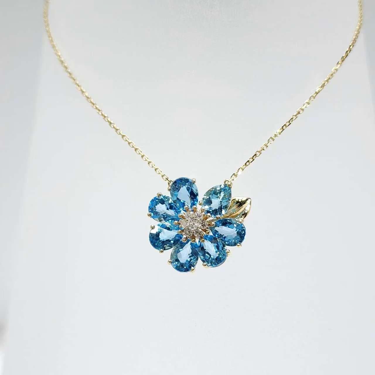 Art déco Pendentif Art Déco en or jaune 14K avec fleur de topaze bleue et diamants en vente