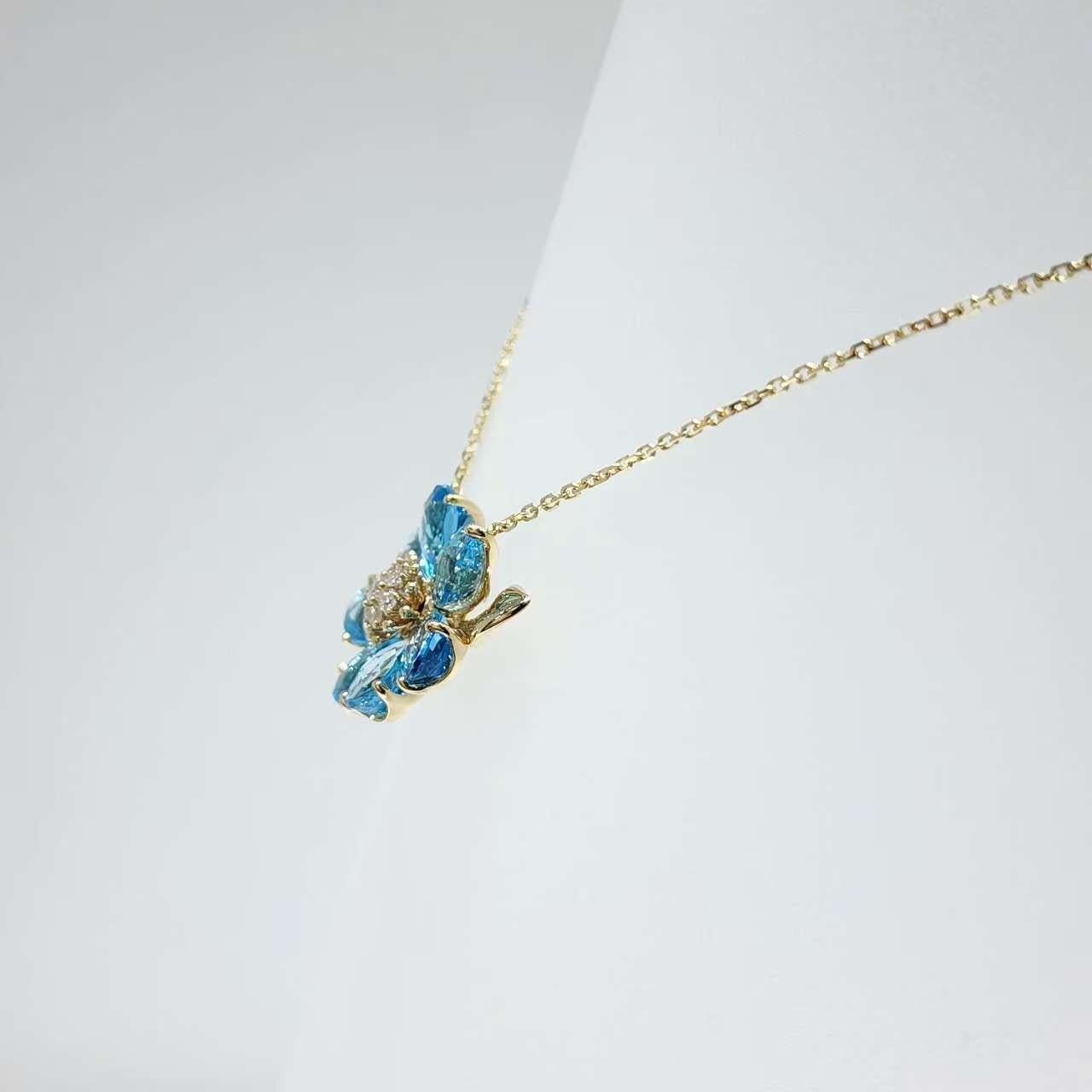Taille mixte Pendentif Art Déco en or jaune 14K avec fleur de topaze bleue et diamants en vente