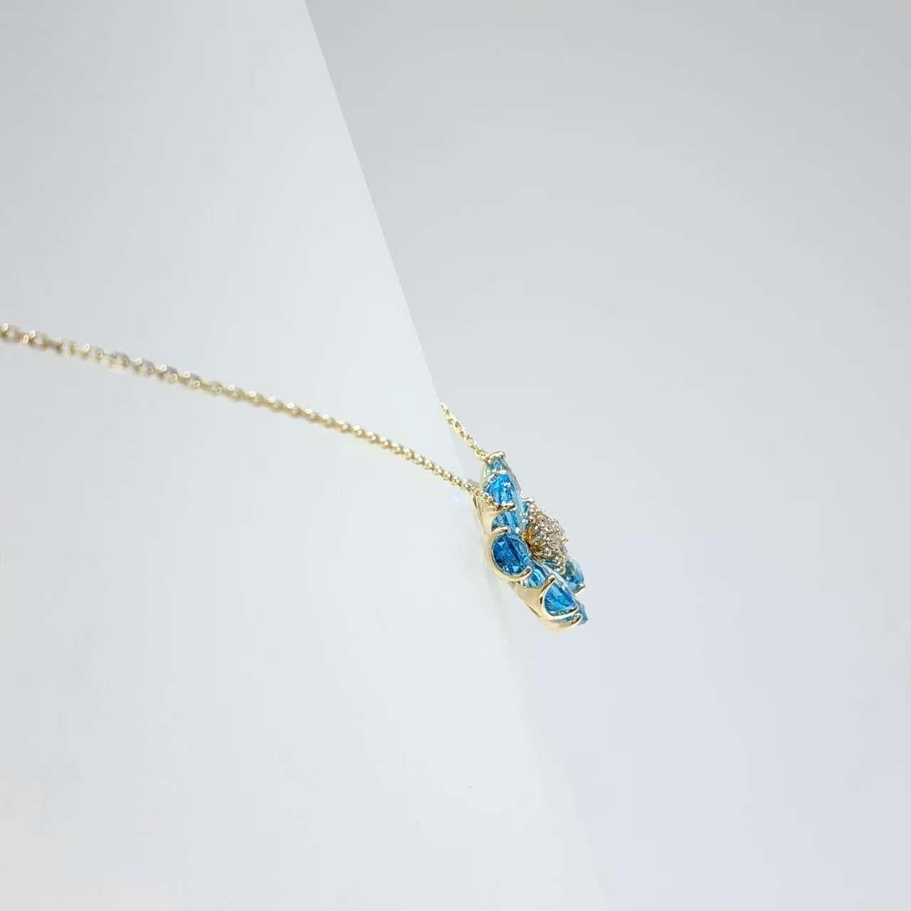 Pendentif Art Déco en or jaune 14K avec fleur de topaze bleue et diamants Neuf - En vente à Hong Kong, HK