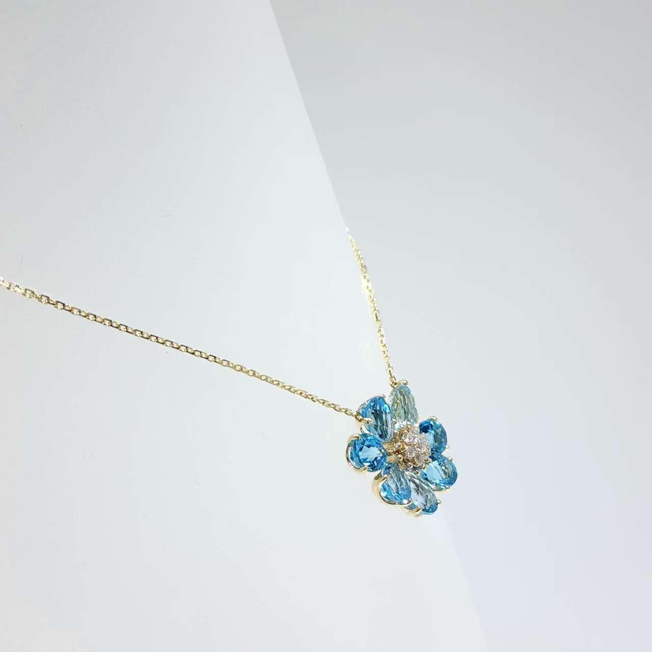 Pendentif Art Déco en or jaune 14K avec fleur de topaze bleue et diamants Pour femmes en vente