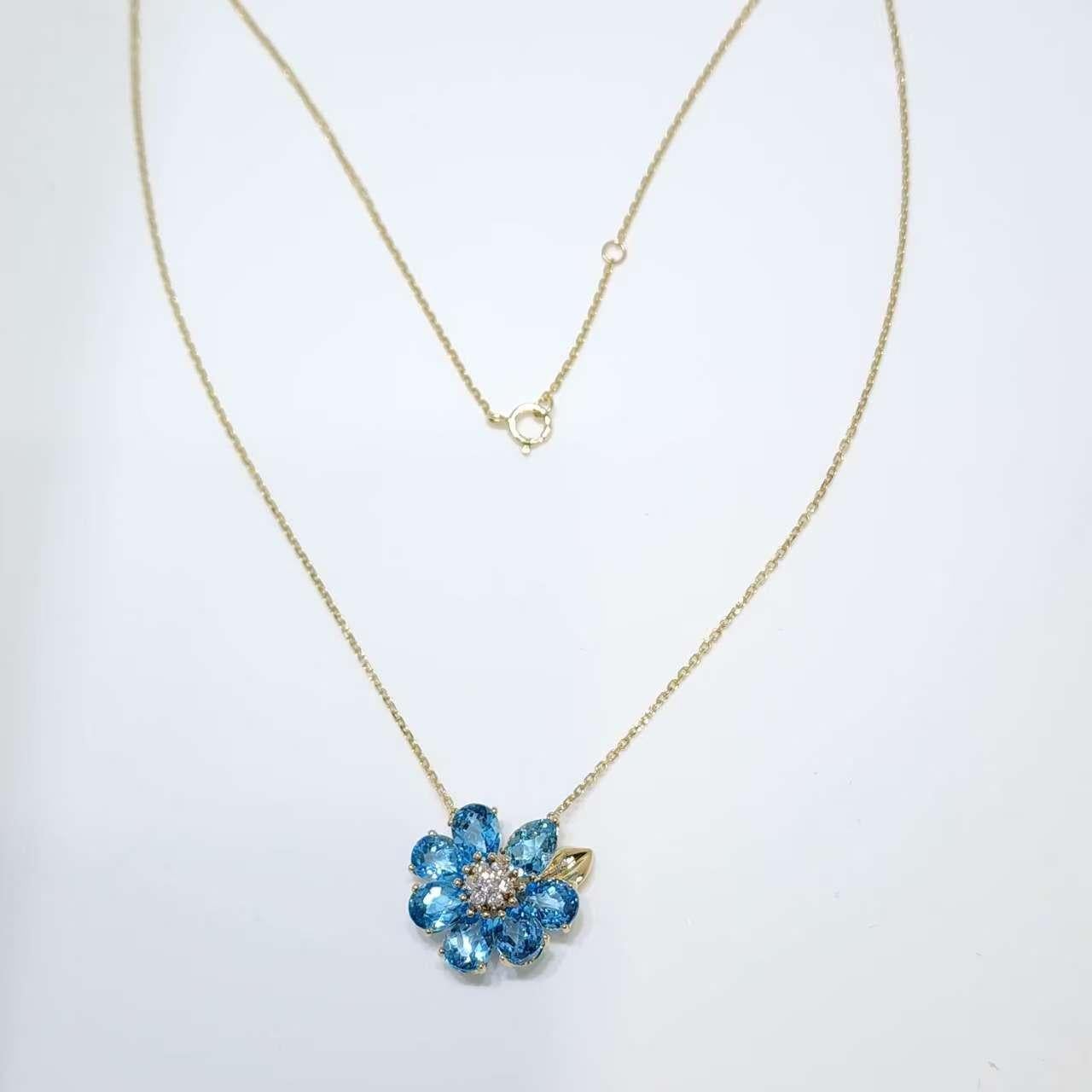 Pendentif Art Déco en or jaune 14K avec fleur de topaze bleue et diamants en vente 1
