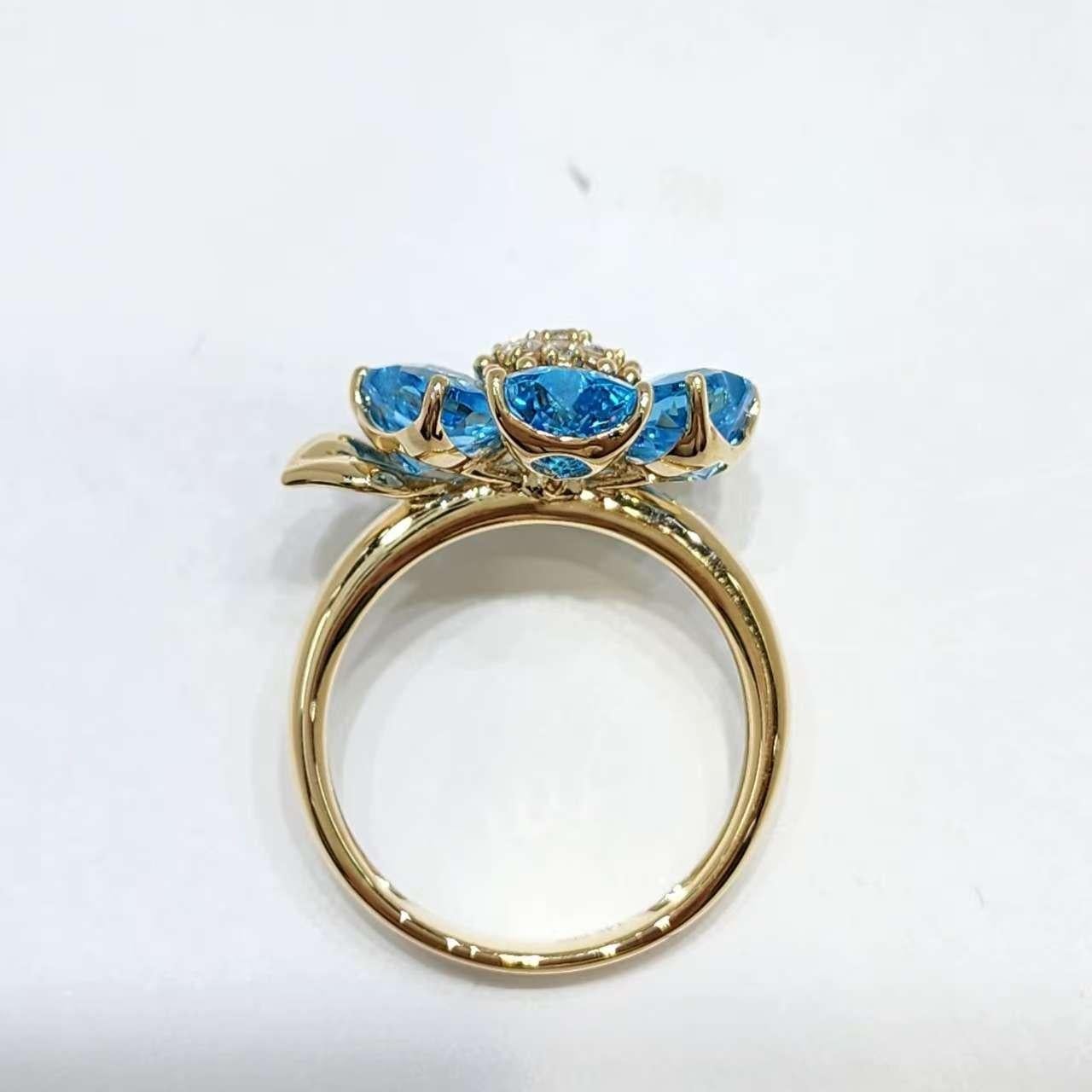 Bague Art déco en or jaune 14K avec fleur de topaze bleue et diamants en vente 3