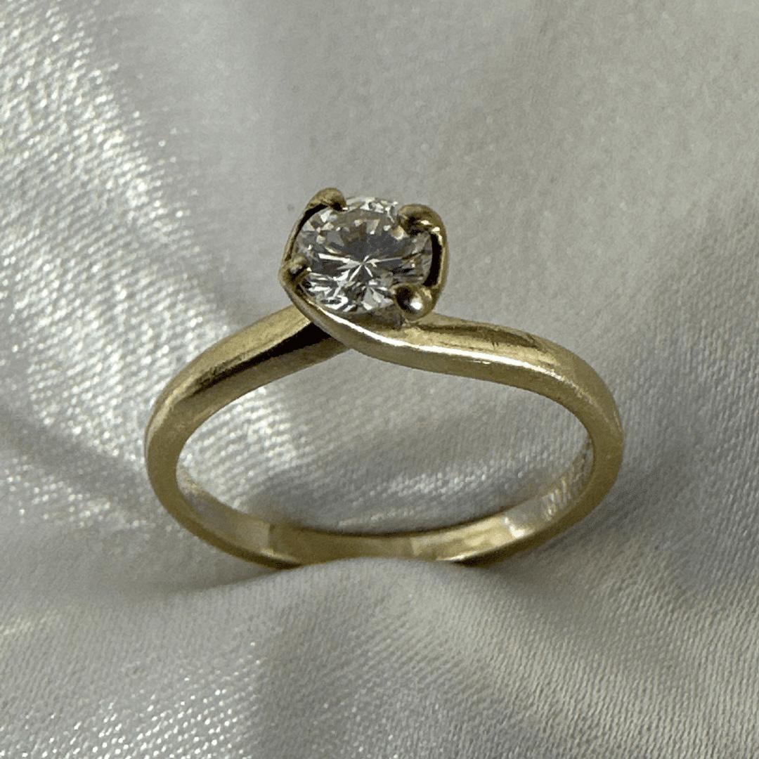 Total Weight: 2.2 Gram

Diamond Diameter: 4.4mm

Inside Diameter: 0.66