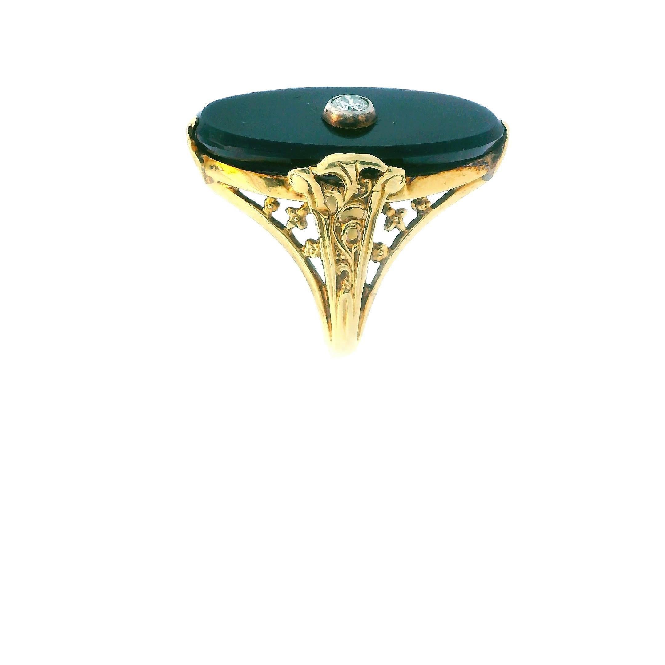 Cette magnifique bague Art déco est réalisée en or jaune 14k et présente un onyx noir et un diamant. Fidèle à l'Art déco, cette bague présente de magnifiques épaules ajourées qui apportent beaucoup de détails à l'aspect de la bague. Le centre de