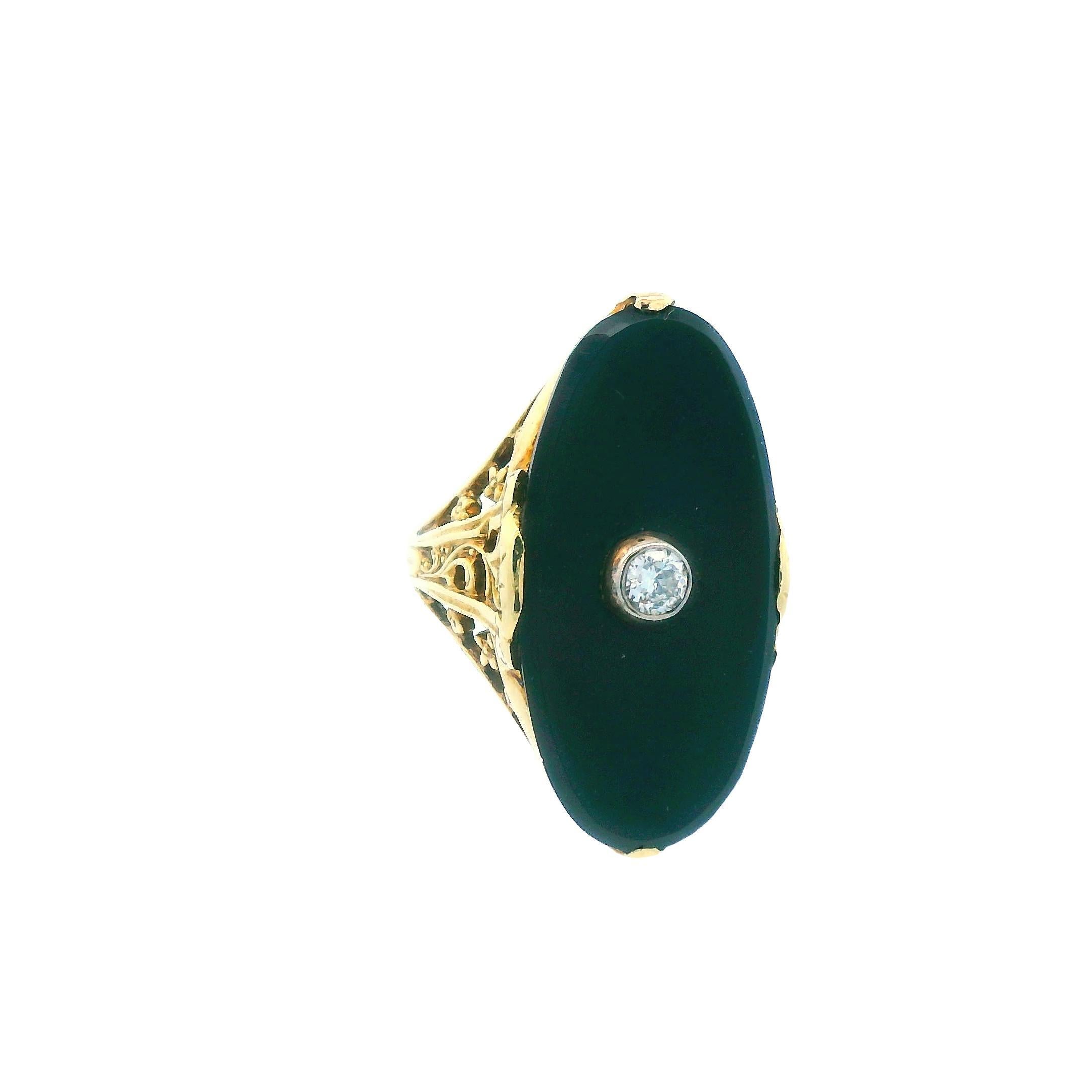 Dieser schöne Art-Deco-Ring ist aus 14 Karat Gelbgold gefertigt und mit schwarzem Onyx und Diamanten besetzt. Trueing, dieser Ring zeichnet sich durch wunderschöne durchbrochene Schultern aus, die das Aussehen des Rings mit vielen Details