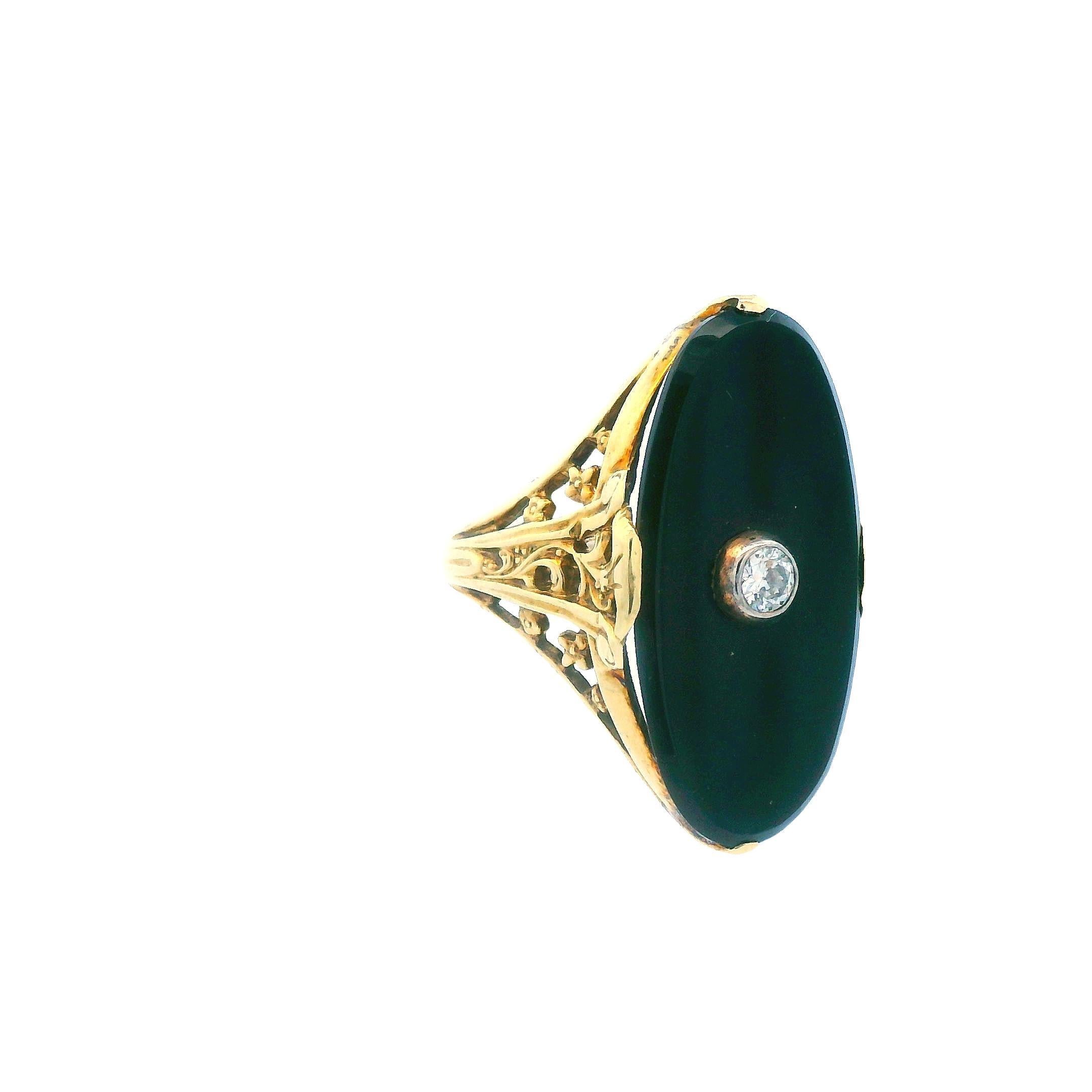 Art Deco Ring aus 14 Karat Gelbgold mit Onyx und Diamant Damen im Angebot
