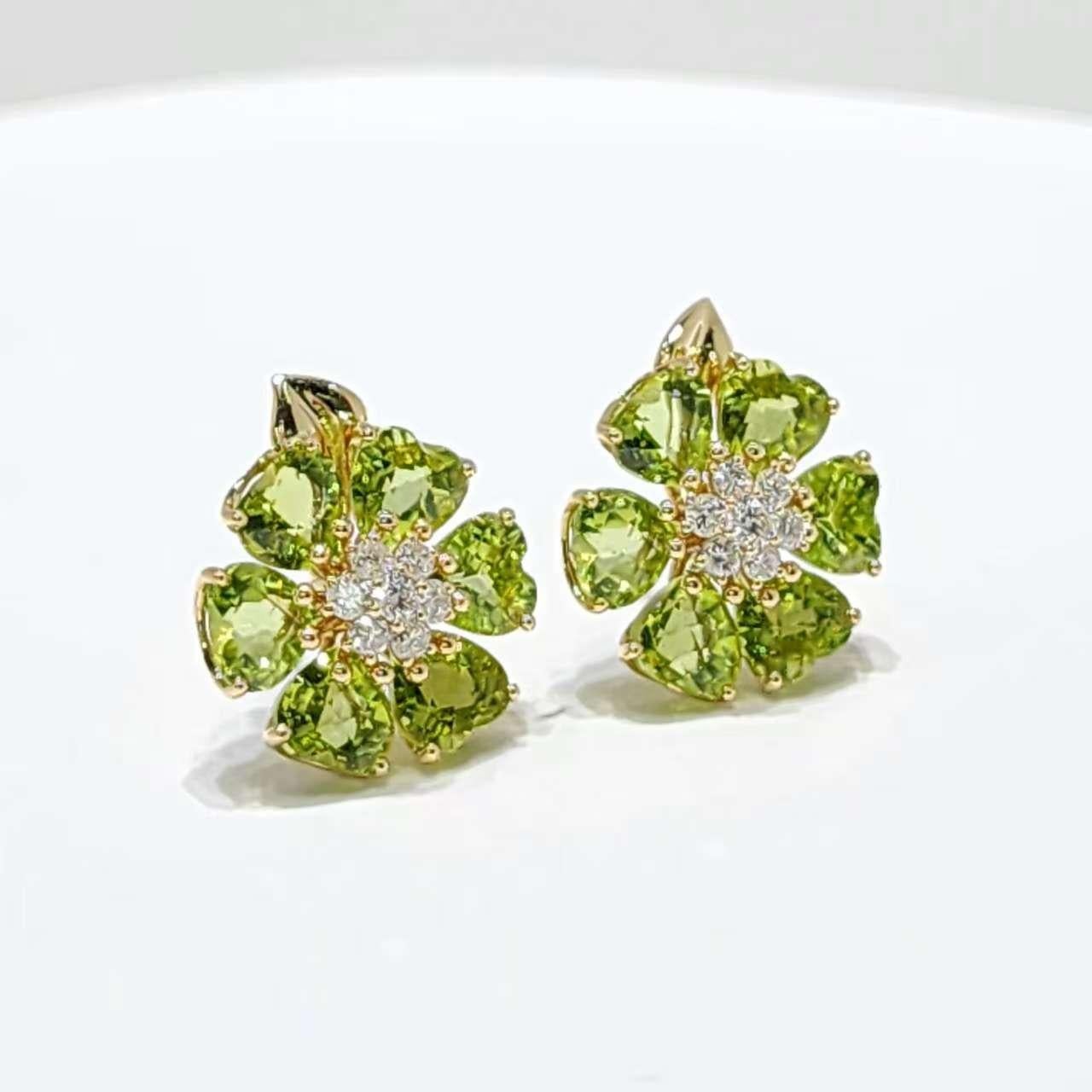 Eleganza nella tua collezione di gioielli con questi squisiti orecchini a forma di fiore, un mix perfetto di bellezza naturale ed eleganza senza tempo. Realizzato in caldo oro giallo 14 carati, ogni orecchino presenta un radioso disegno a fiore con