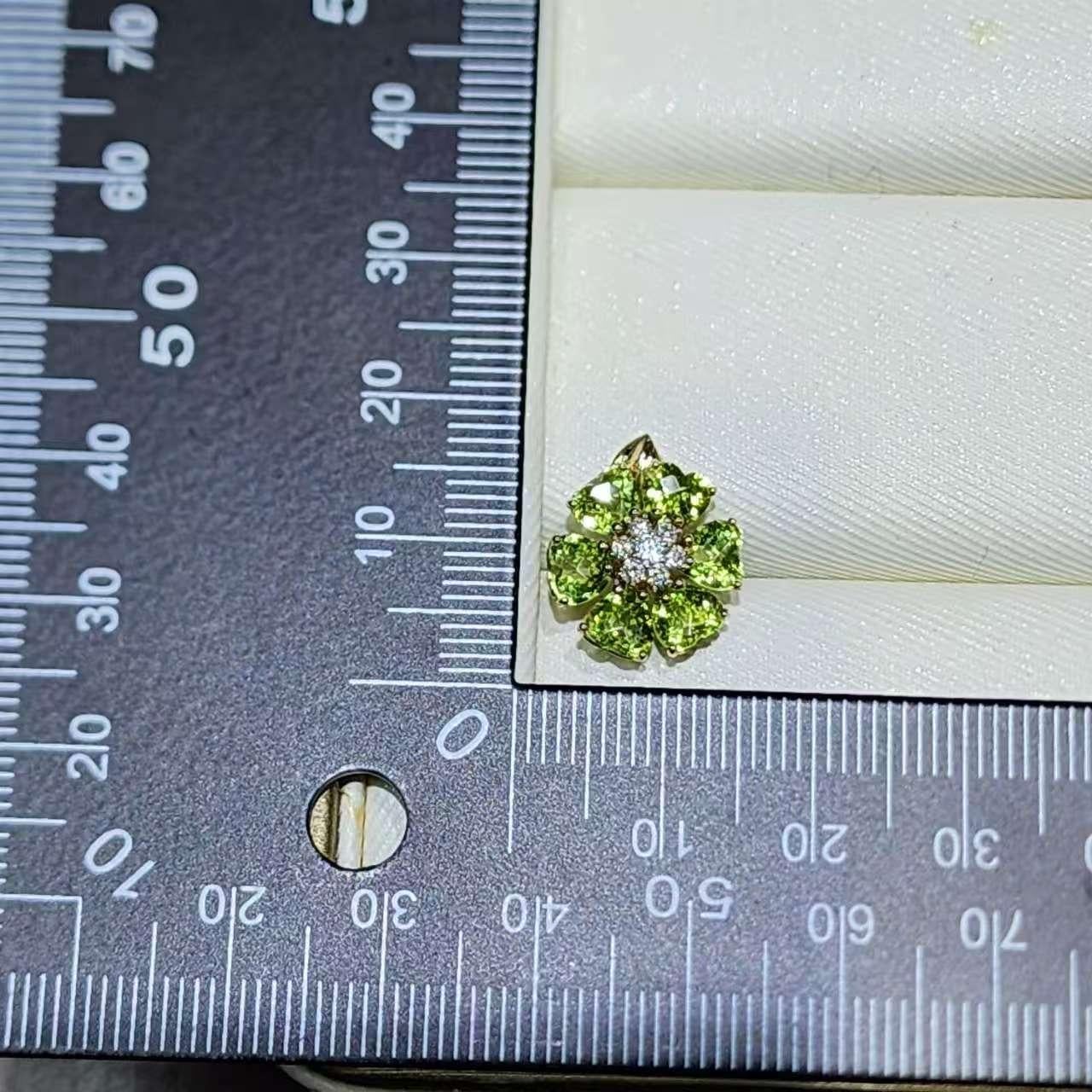 Orecchini a fiore di peridoto in oro giallo 14K Art Deco con diamanti in vendita 2