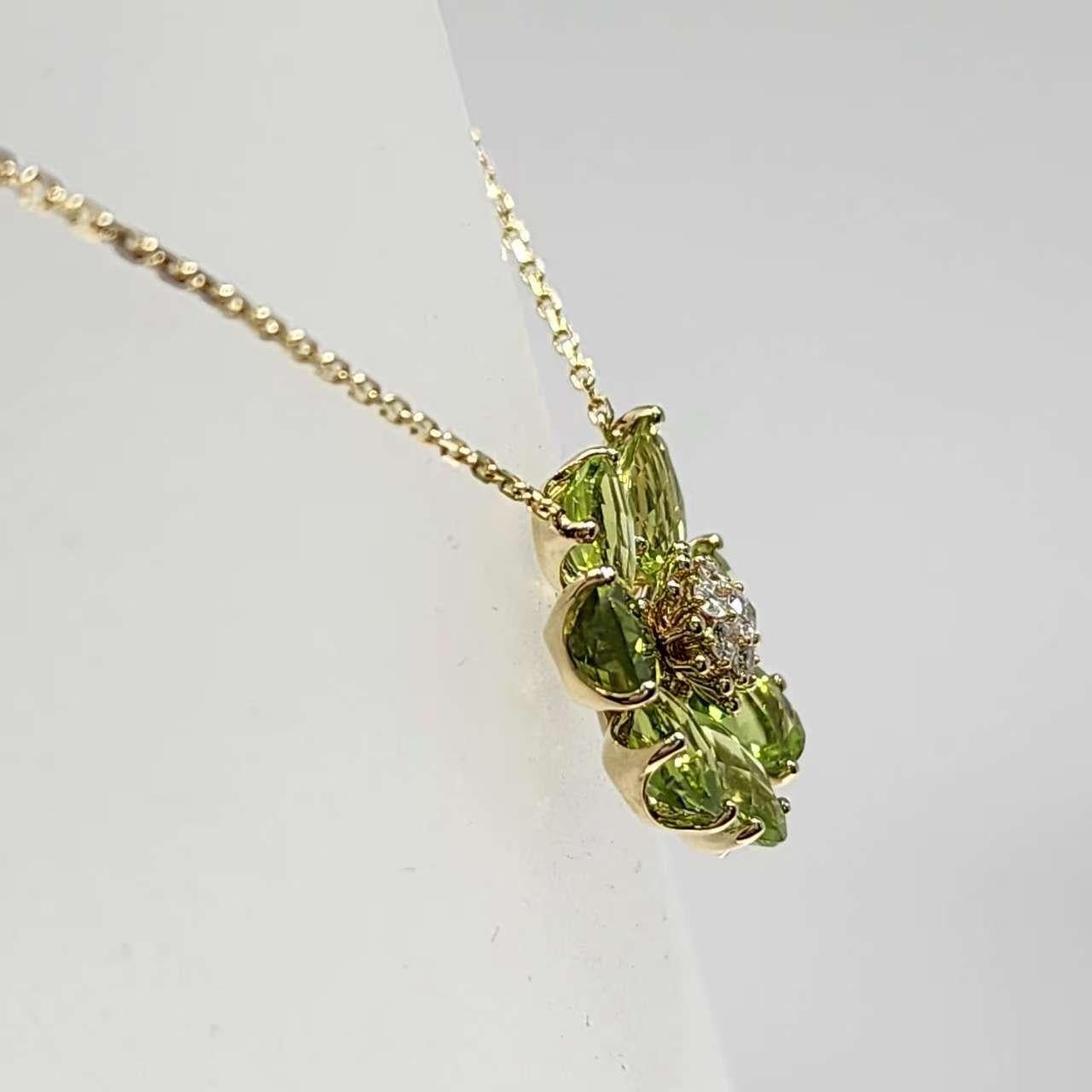 Art Déco Ciondolo a forma di fiore di peridoto in oro giallo 14K Art Deco con diamanti in vendita
