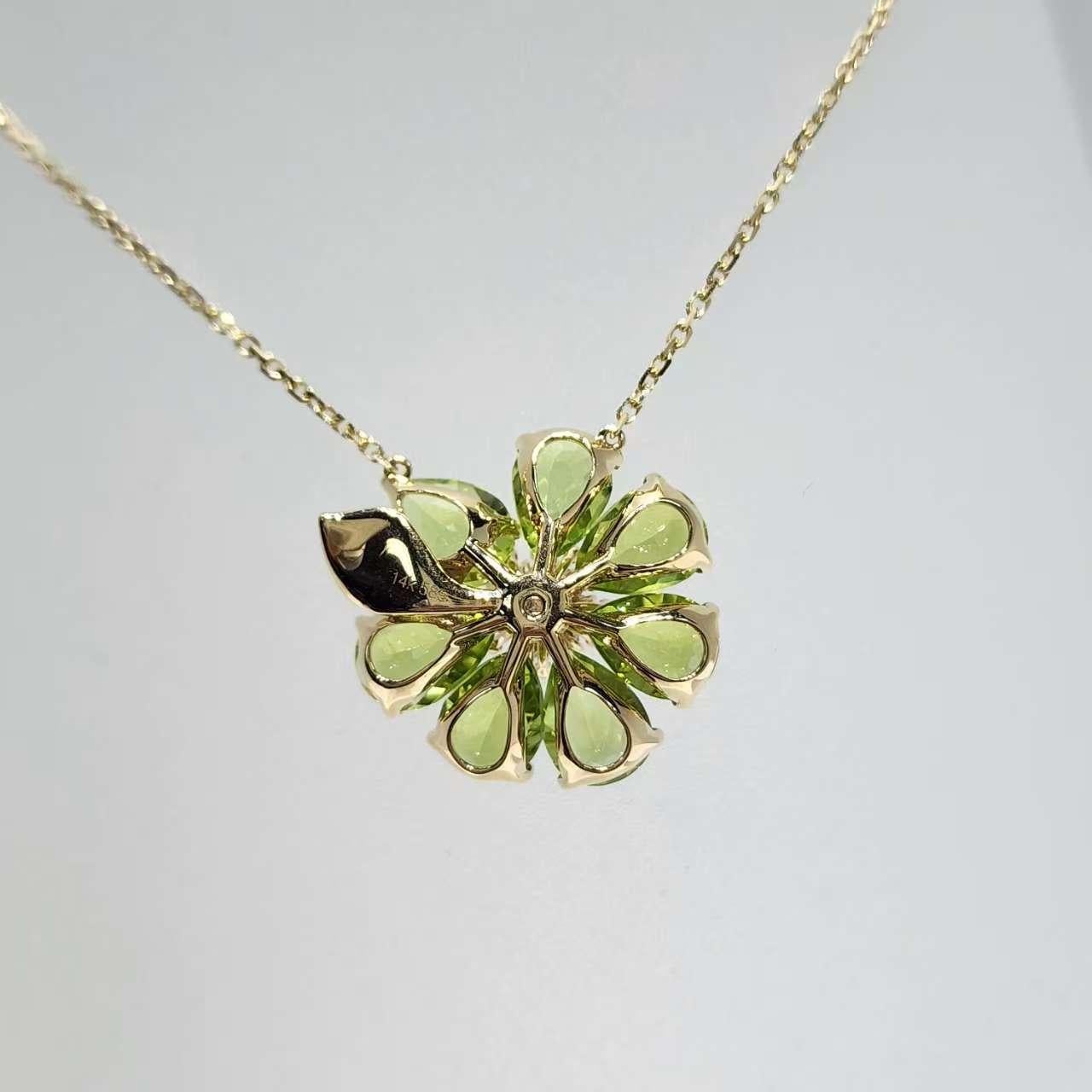 Taglio misto Ciondolo a forma di fiore di peridoto in oro giallo 14K Art Deco con diamanti in vendita